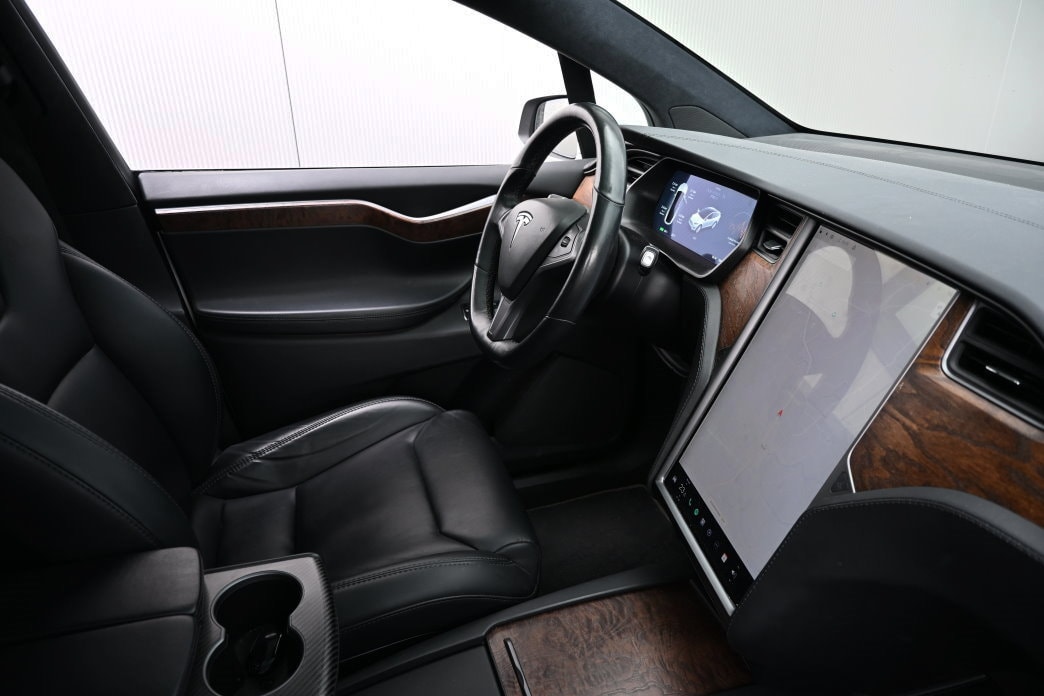 TESLA Model X 75 D - 7