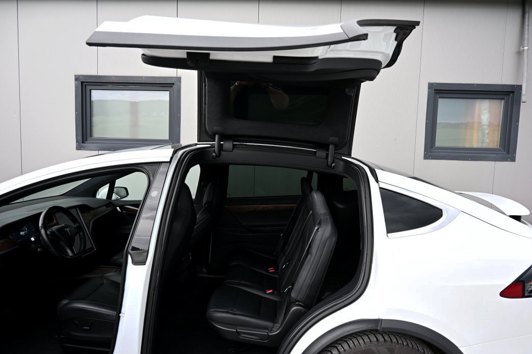 TESLA Model X 75 D - 9
