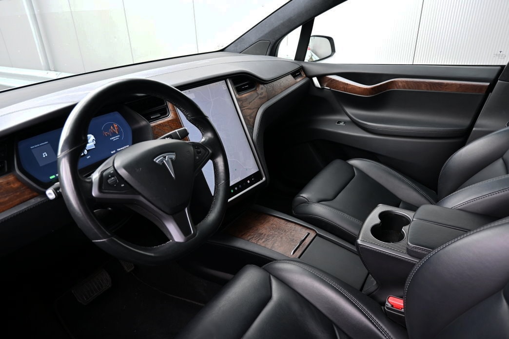 TESLA Model X 75 D - 10