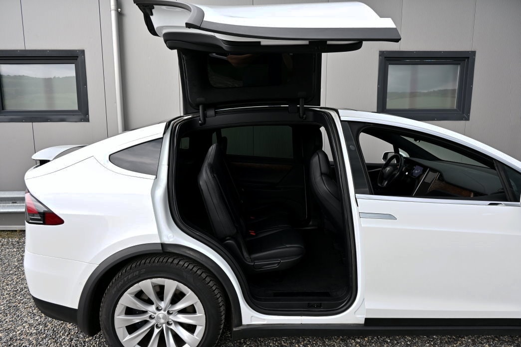 TESLA Model X 75 D - 8