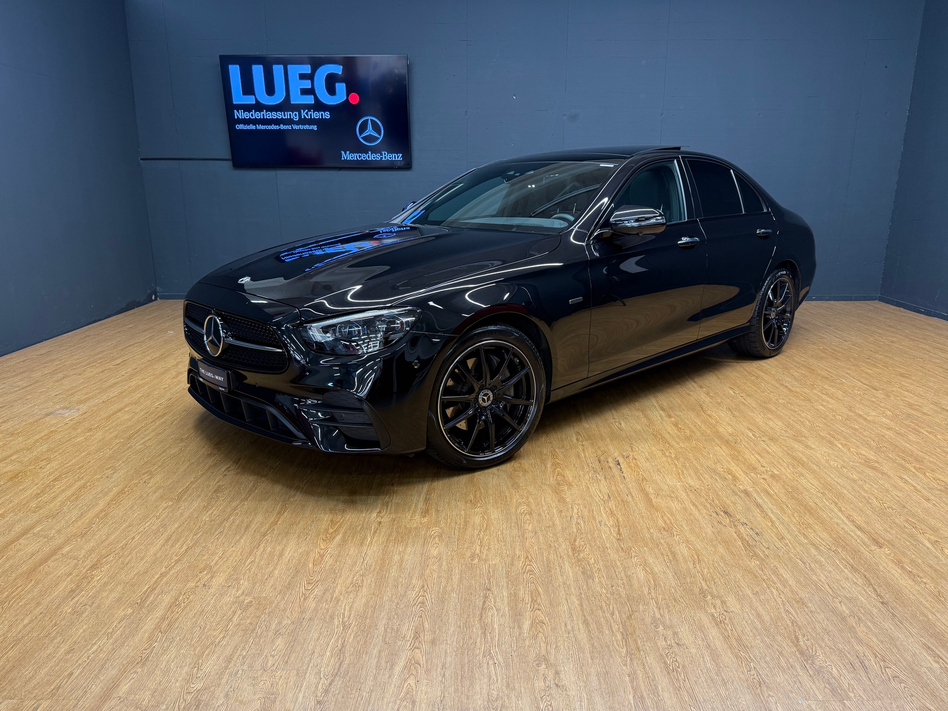 MERCEDES-BENZ E 220 d 4M - SwissStar - AMG / DISTRONIC / 360 Grad Kamera / Soundsystem