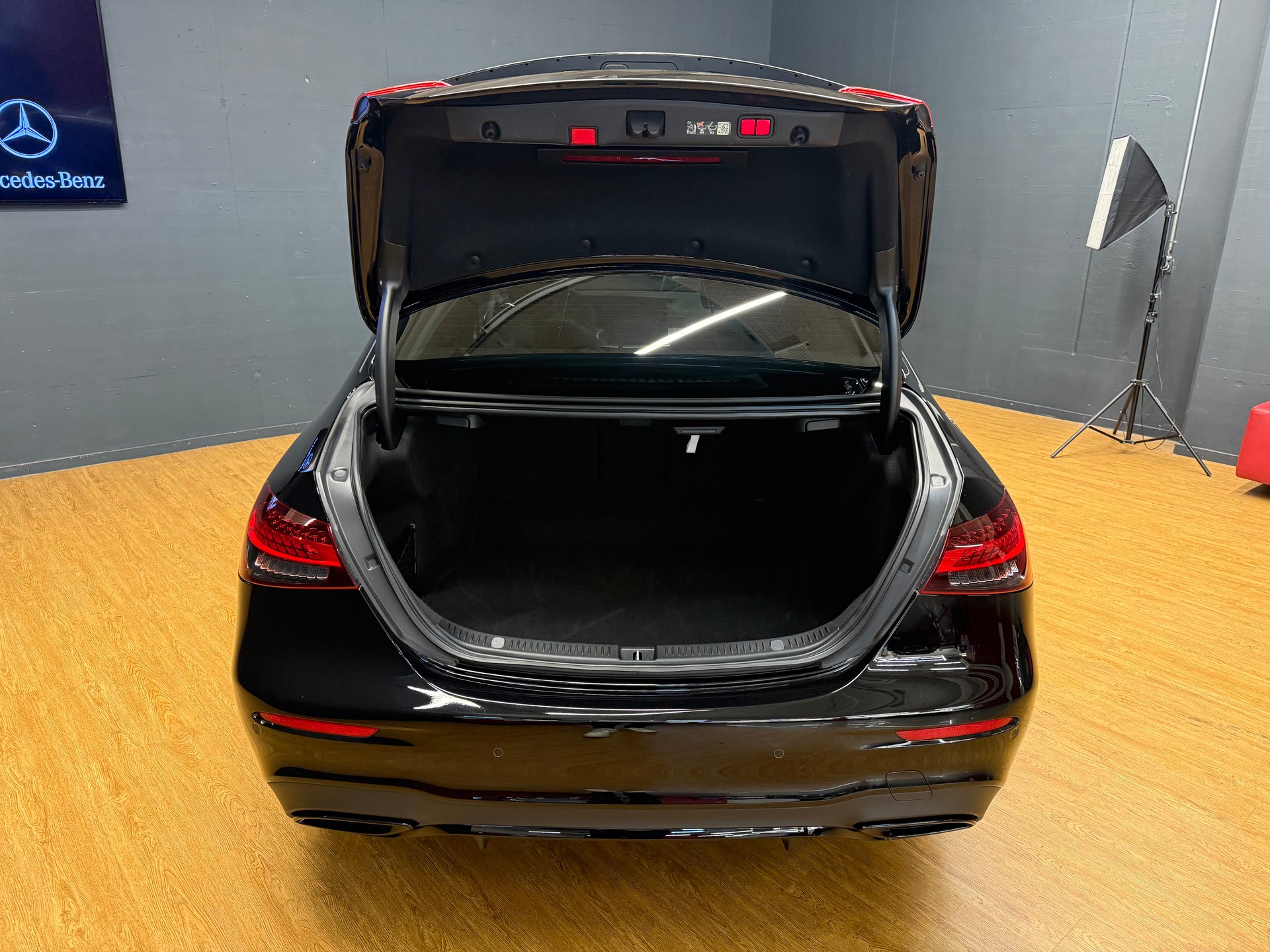 MERCEDES-BENZ E 220 d 4M - SwissStar - AMG / DISTRONIC / 360 Grad Kamera / Soundsystem - 12