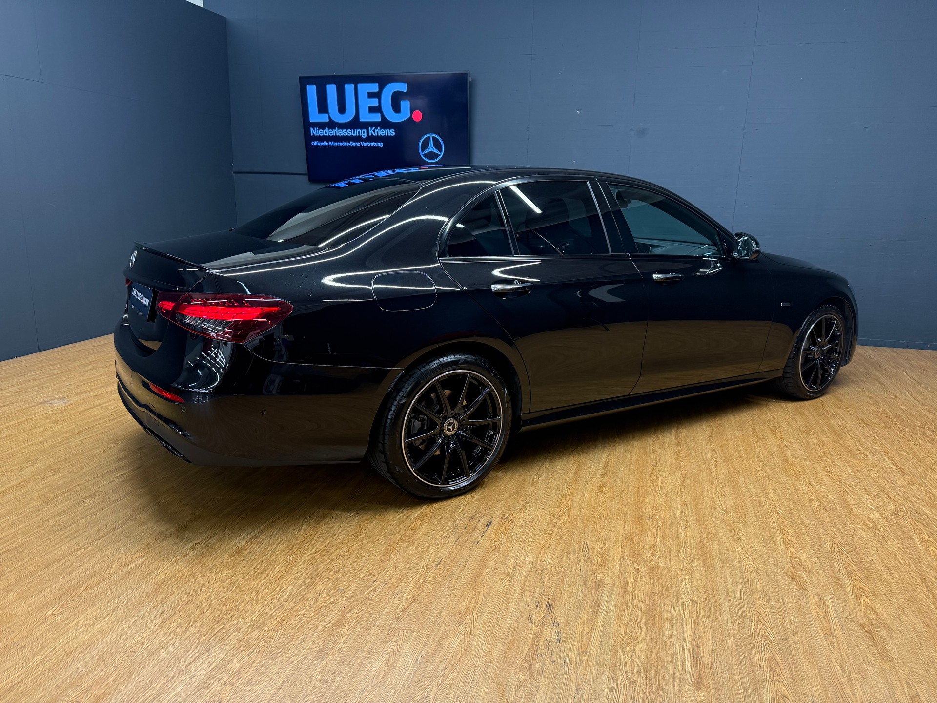 MERCEDES-BENZ E 220 d 4M - SwissStar - AMG / DISTRONIC / 360 Grad Kamera / Soundsystem - 9