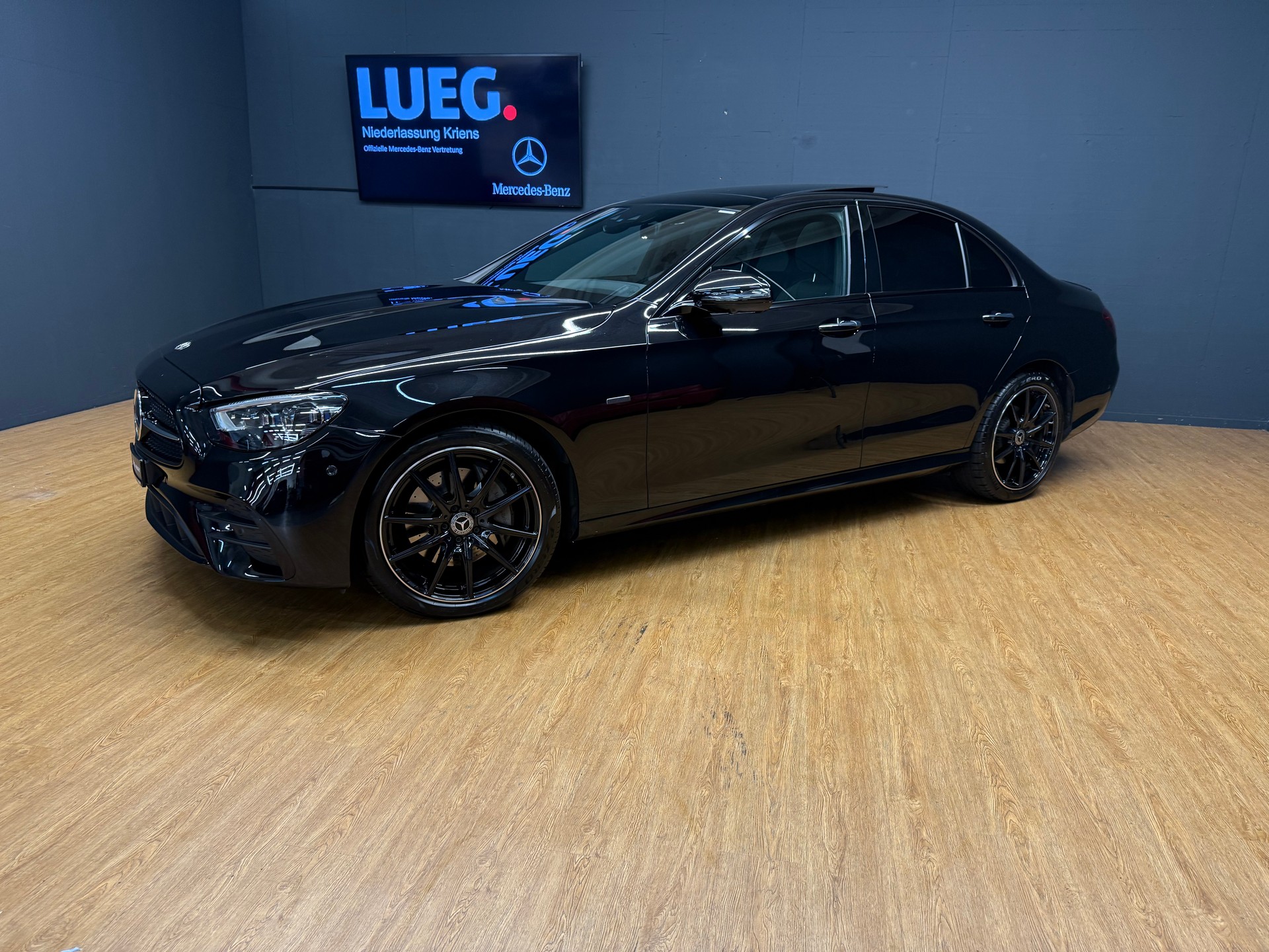 MERCEDES-BENZ E 220 d 4M - SwissStar - AMG / DISTRONIC / 360 Grad Kamera / Soundsystem - 2