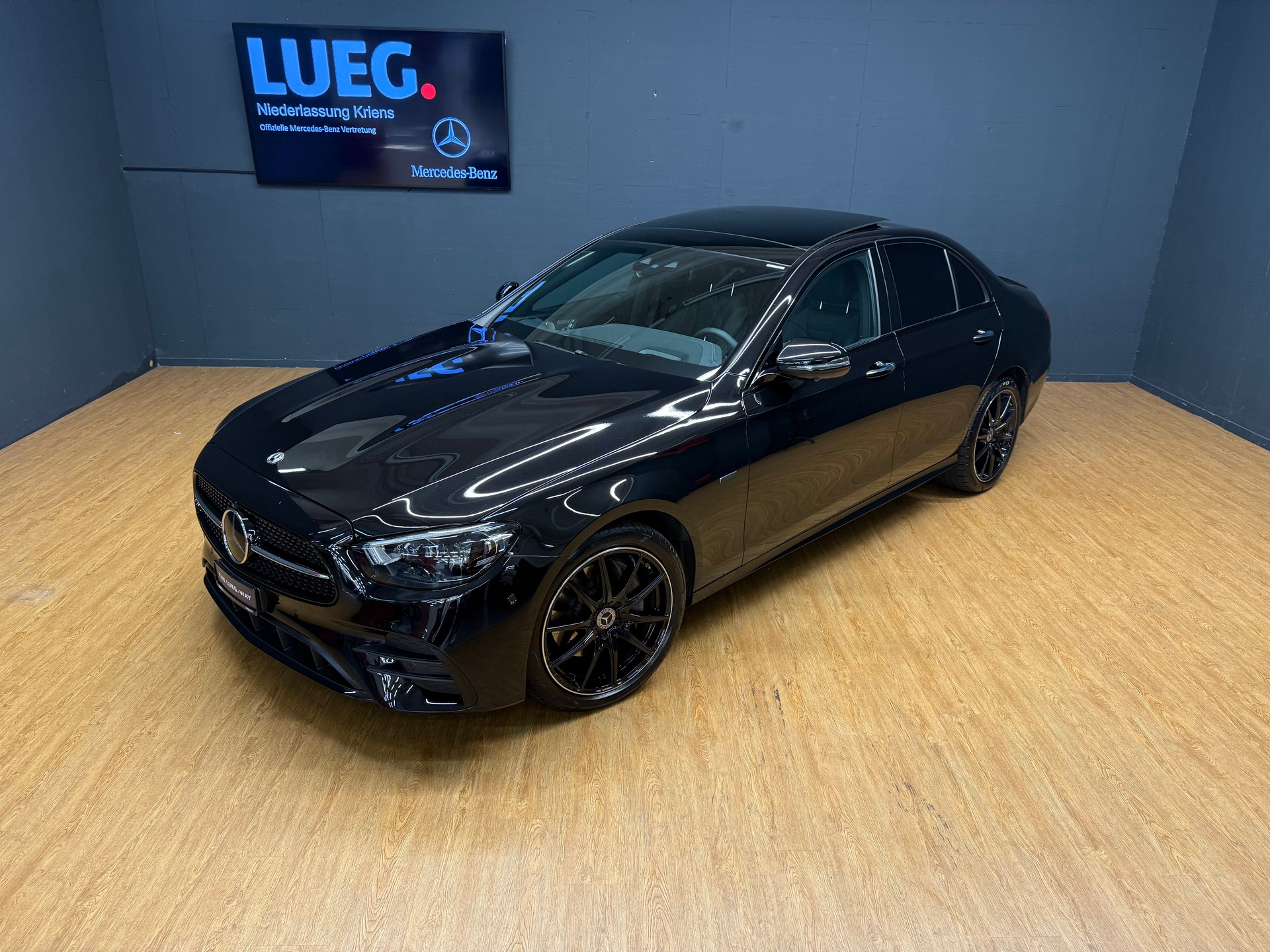 MERCEDES-BENZ E 220 d 4M - SwissStar - AMG / DISTRONIC / 360 Grad Kamera / Soundsystem - 4