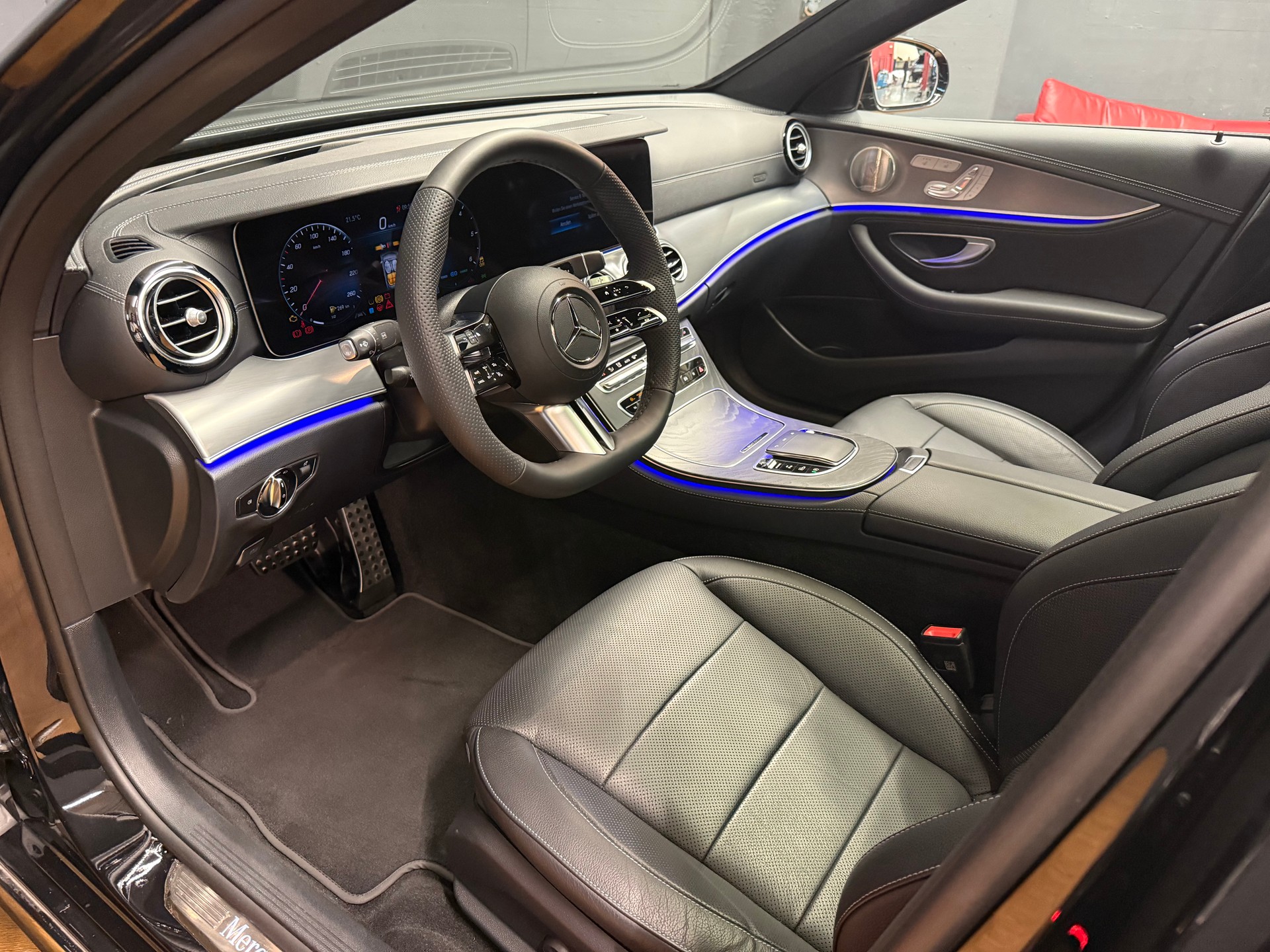 MERCEDES-BENZ E 220 d 4M - SwissStar - AMG / DISTRONIC / 360 Grad Kamera / Soundsystem - 18
