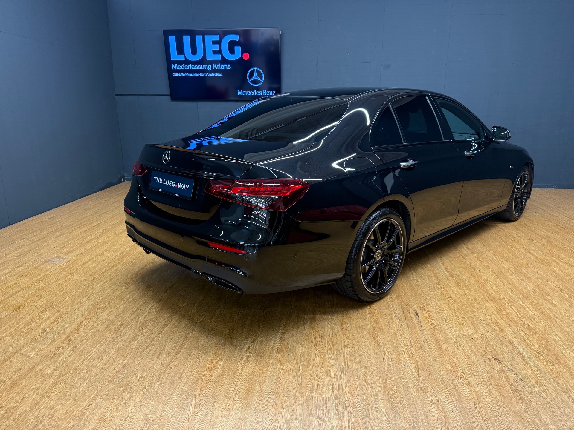 MERCEDES-BENZ E 220 d 4M - SwissStar - AMG / DISTRONIC / 360 Grad Kamera / Soundsystem - 10