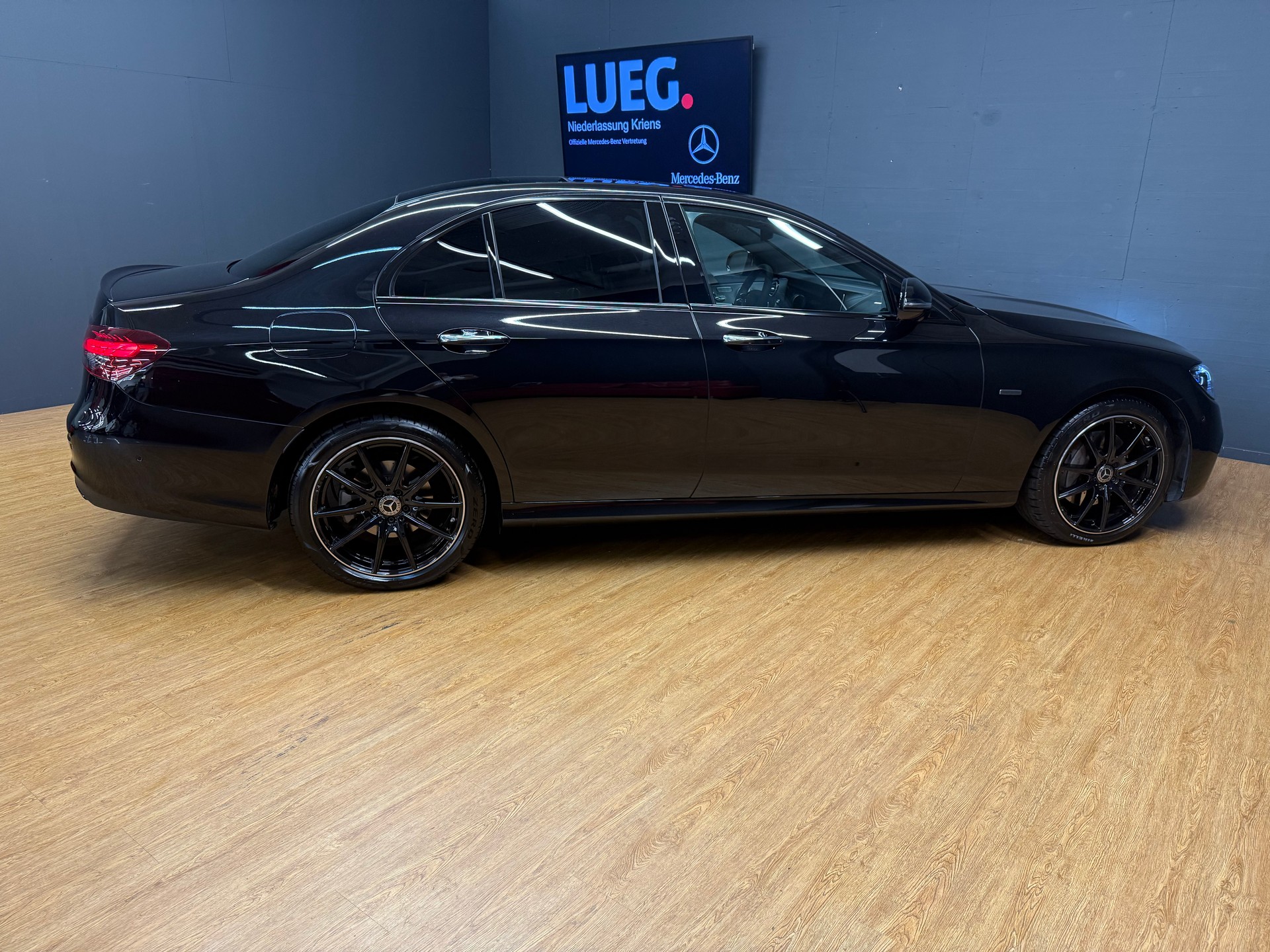 MERCEDES-BENZ E 220 d 4M - SwissStar - AMG / DISTRONIC / 360 Grad Kamera / Soundsystem - 8