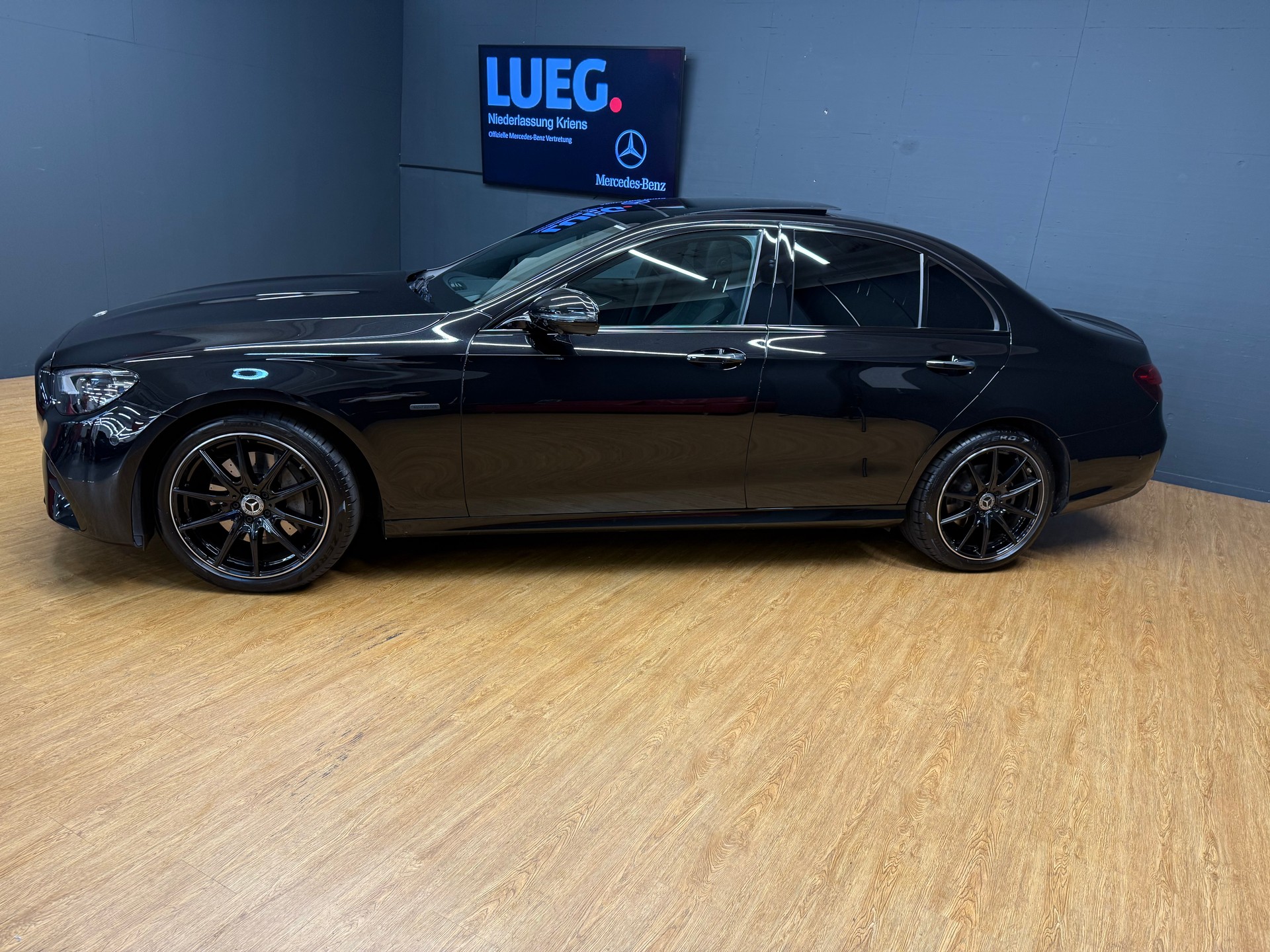 MERCEDES-BENZ E 220 d 4M - SwissStar - AMG / DISTRONIC / 360 Grad Kamera / Soundsystem - 3