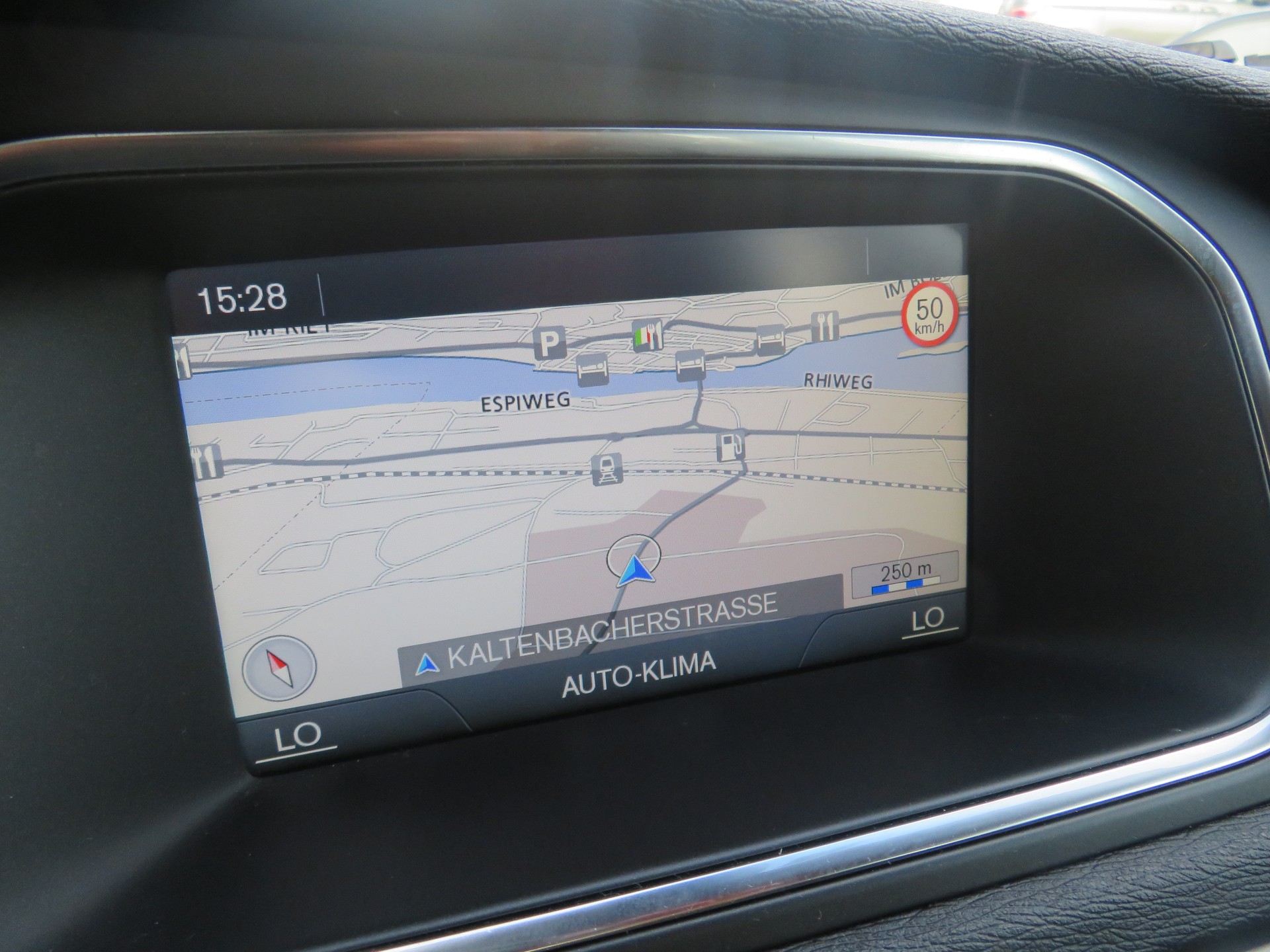 VOLVO V40 D3 Geartronic - 8