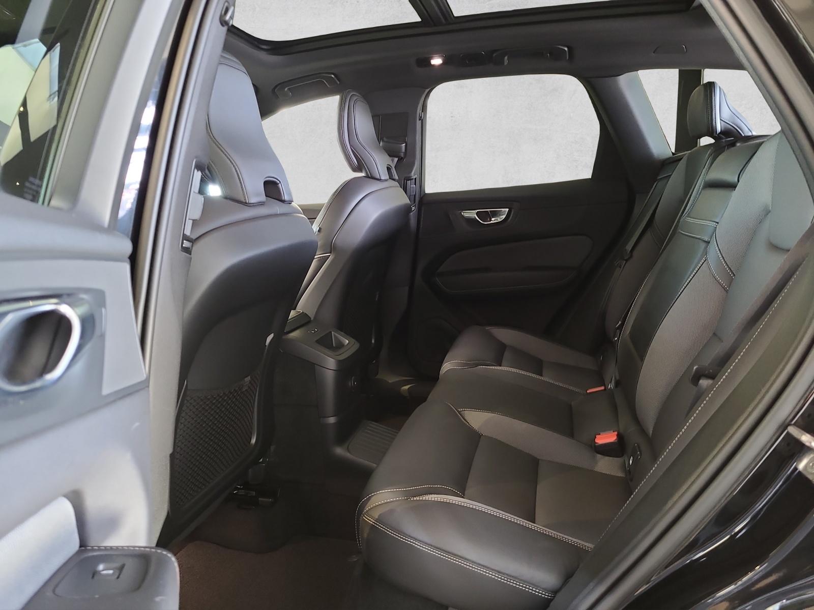 VOLVO XC60 T8 eAWD R-Design Geartronic - 11
