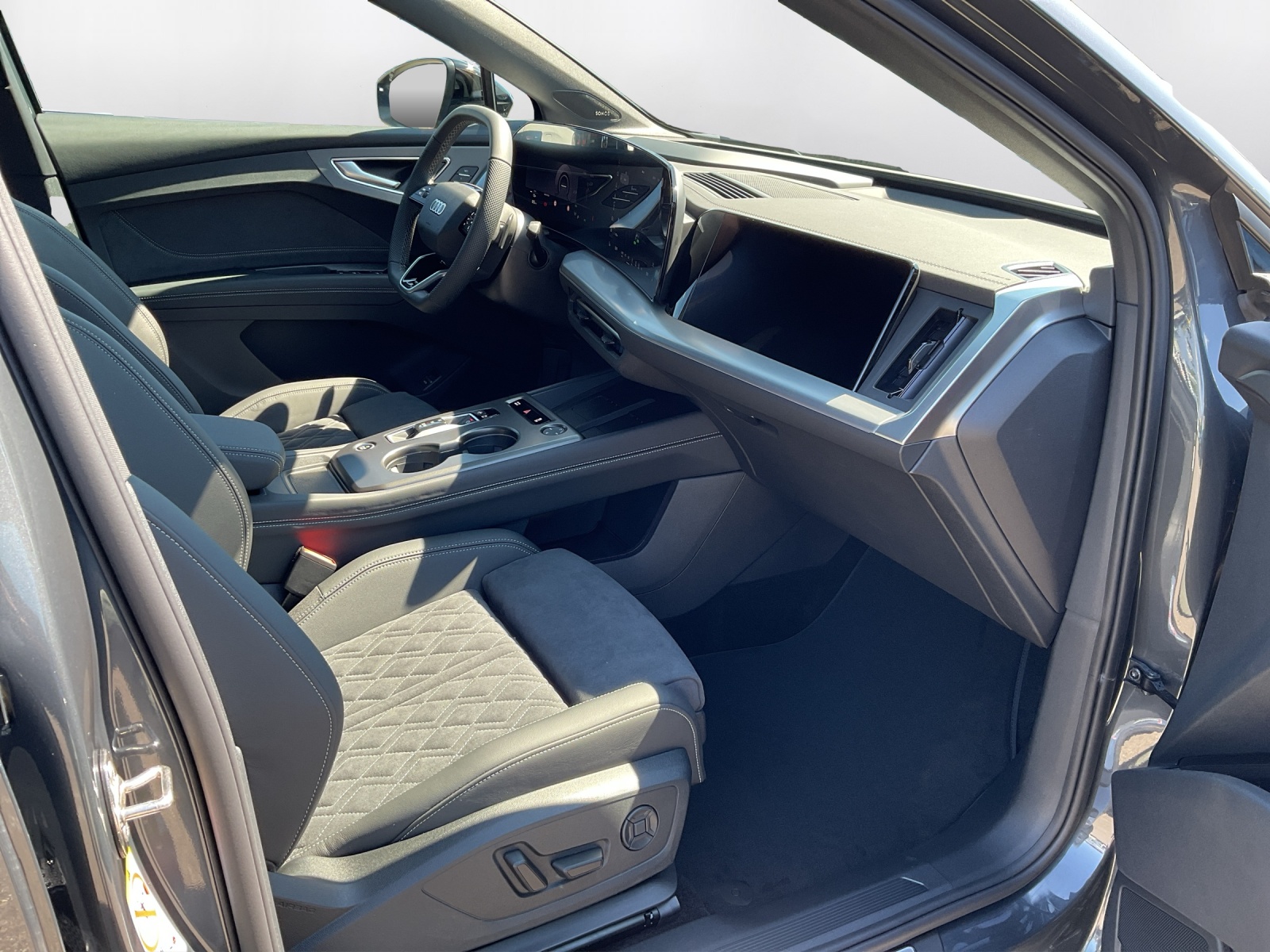 AUDI Q4 e-tron SUV quattro performance Swiss Ski - 10