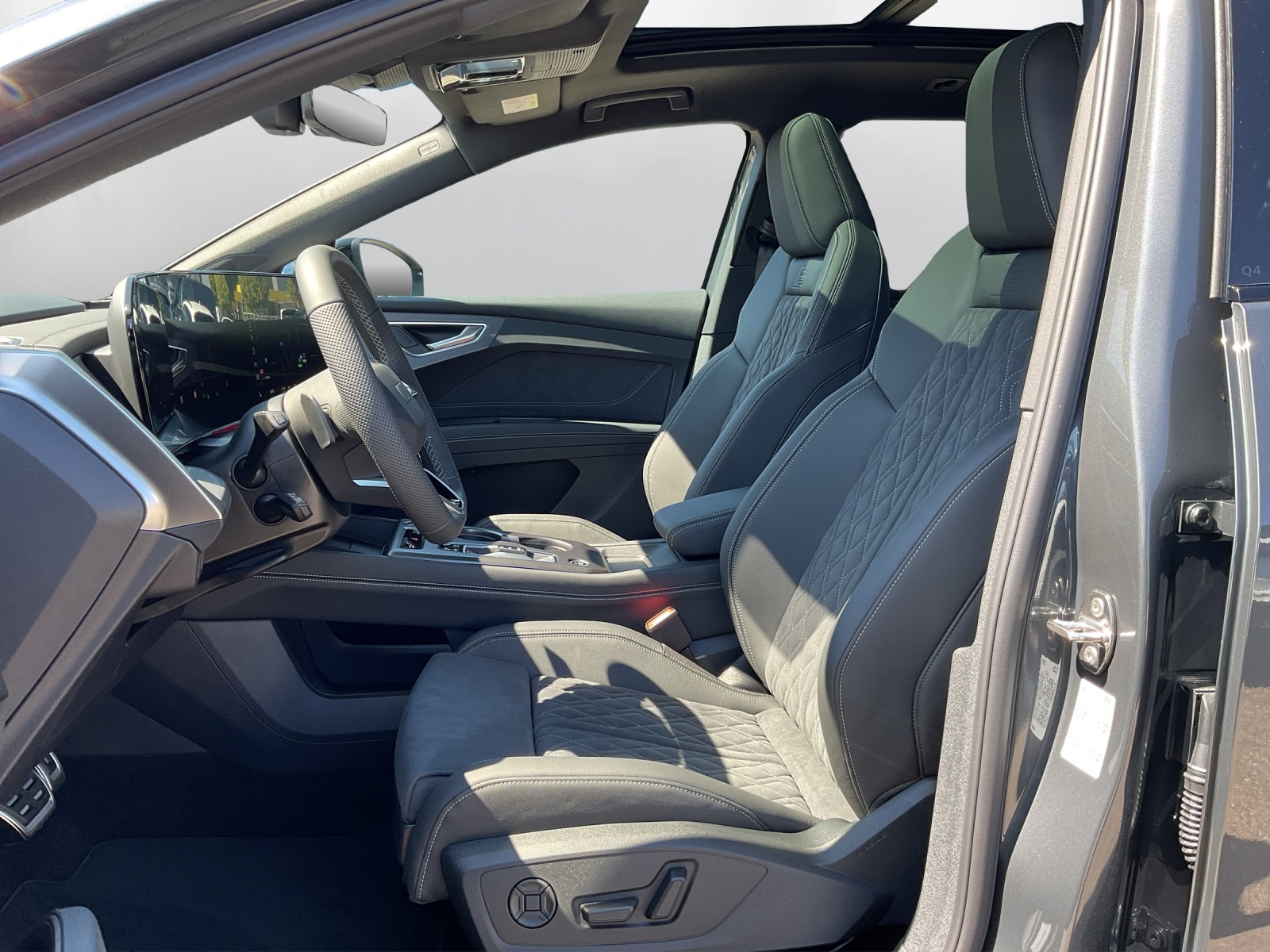 AUDI Q4 e-tron SUV quattro performance Swiss Ski - 14