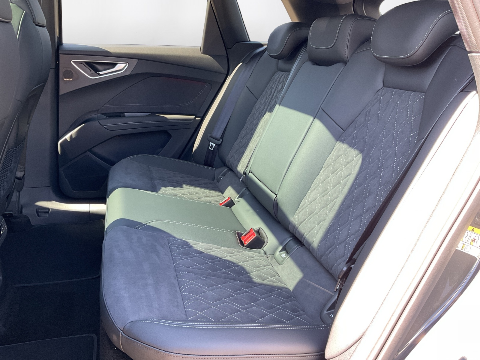 AUDI Q4 e-tron SUV quattro performance Swiss Ski - 11