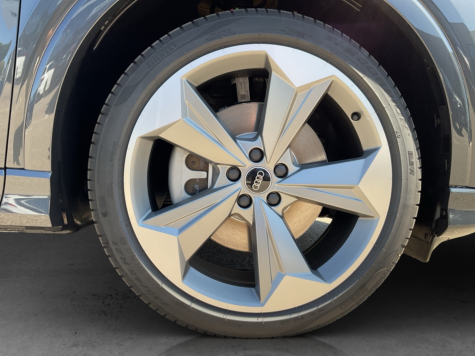 AUDI Q4 e-tron SUV quattro performance Swiss Ski - 13