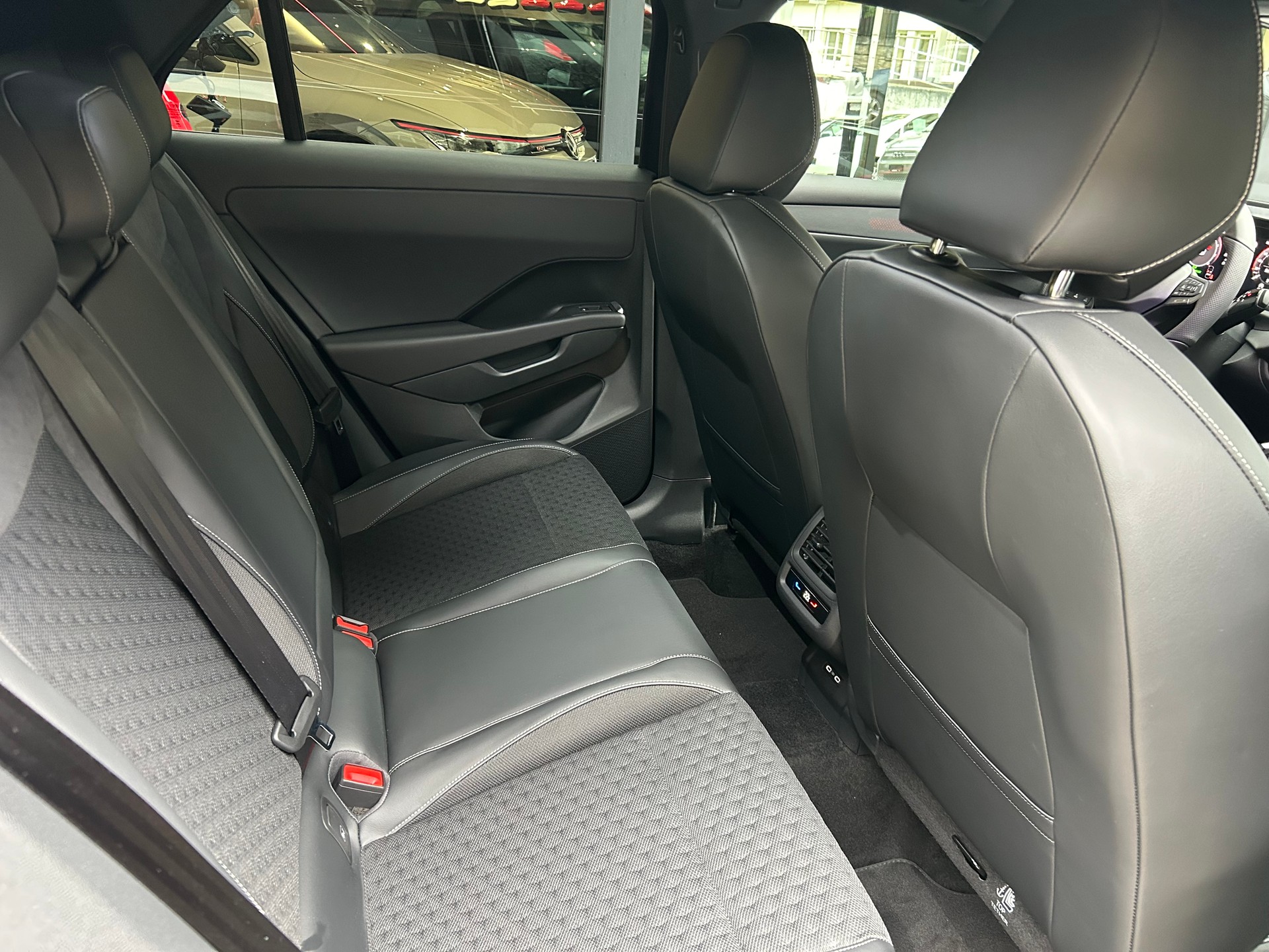 VW T-Roc 1.5 eTSI mHEV R-Line DSG - 10