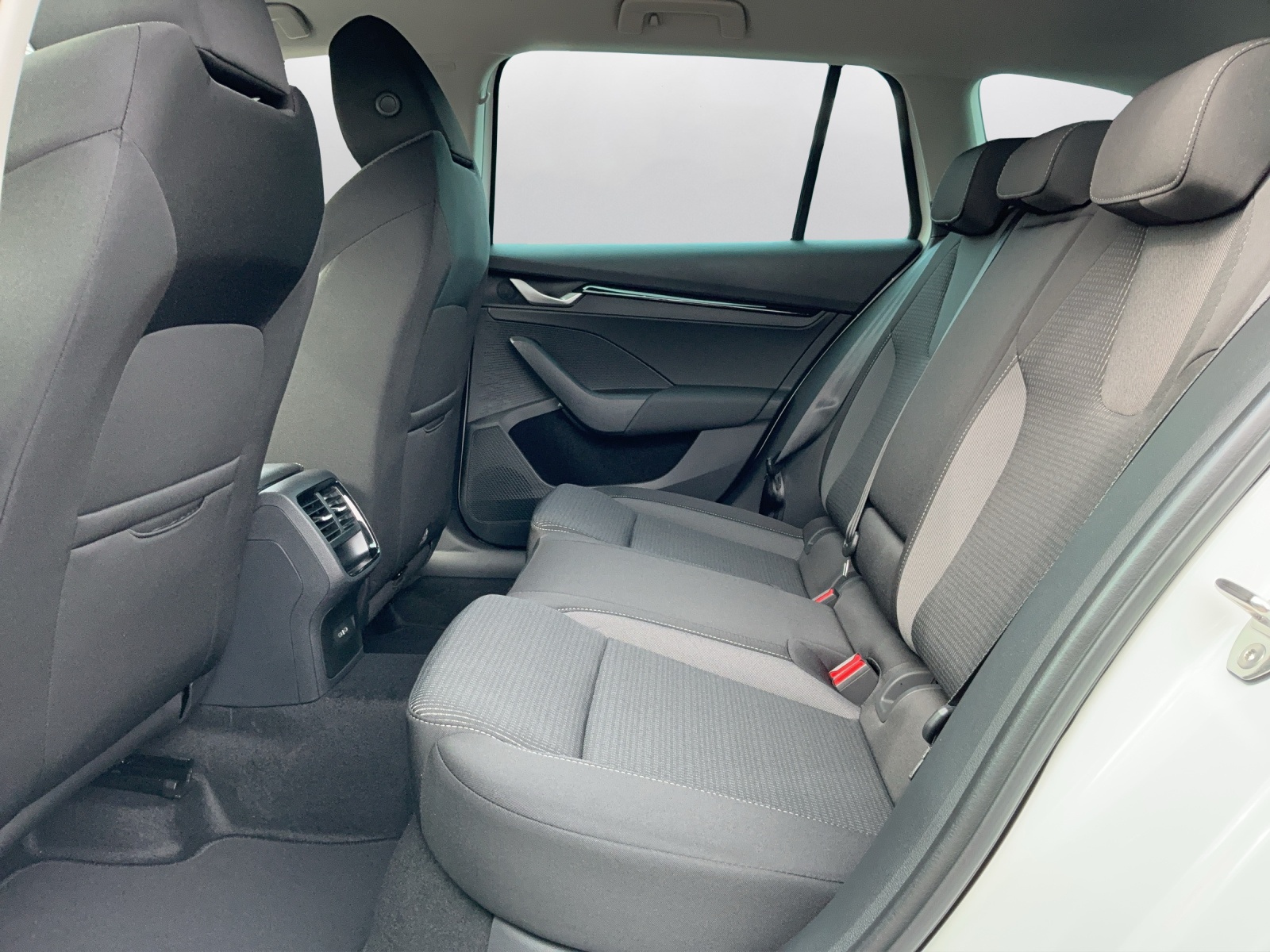 SKODA Octavia Combi 1.5 TSI mHEV DSG Selection - 11