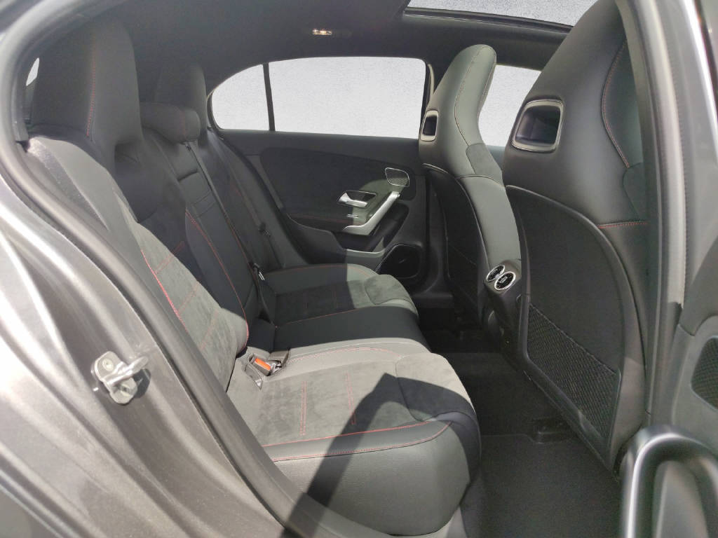 MERCEDES-BENZ A 250 AMG Line 4Matic - 13