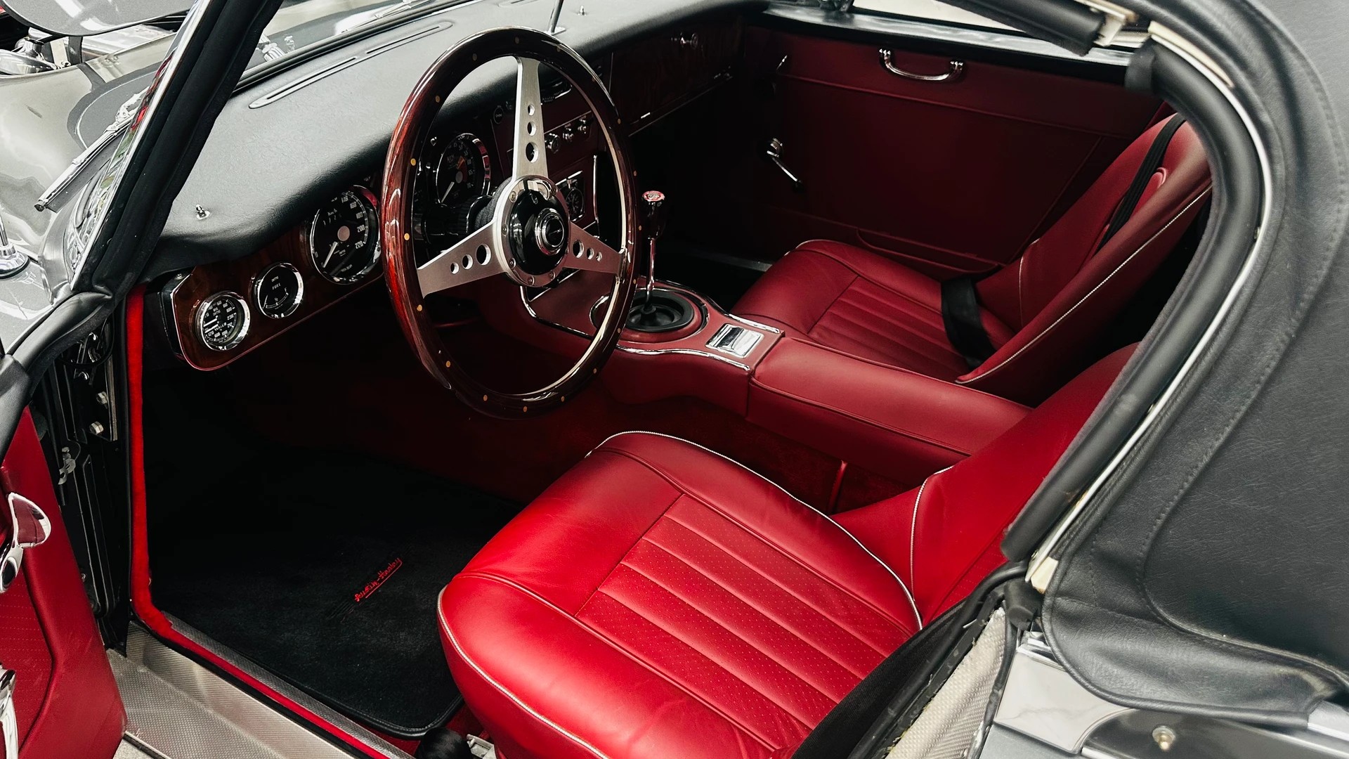 AUSTIN-HEALEY BJ8 - 6