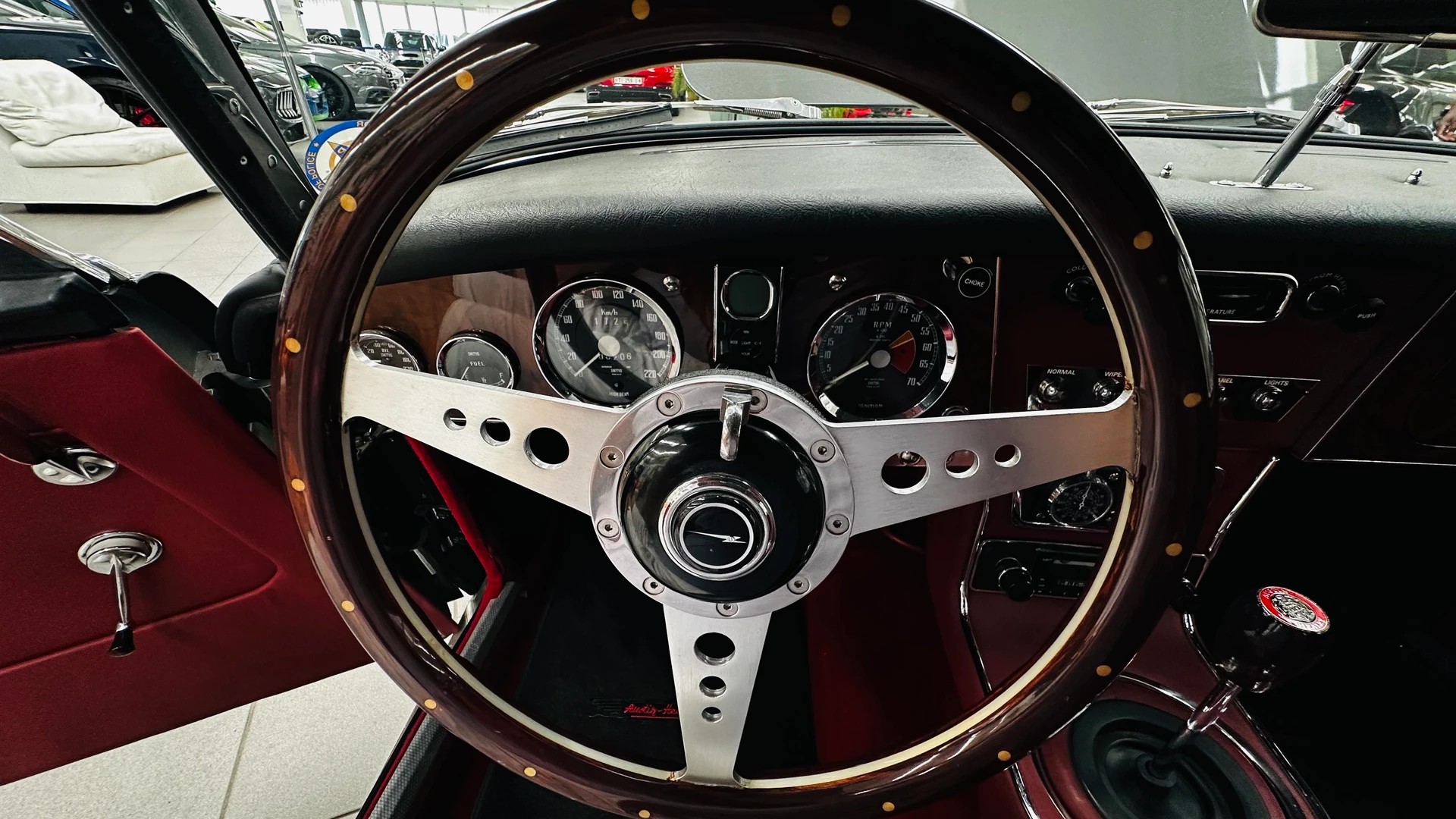 AUSTIN-HEALEY BJ8 - 7