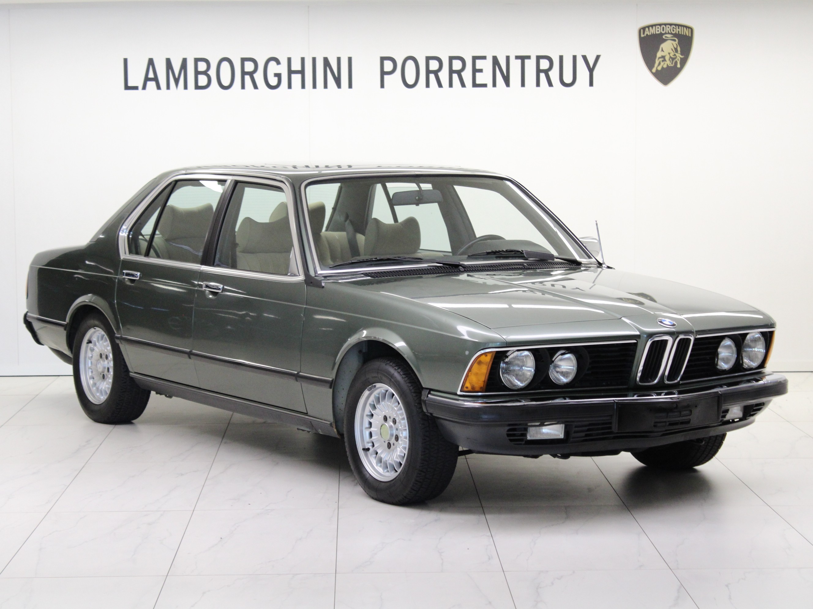 745i