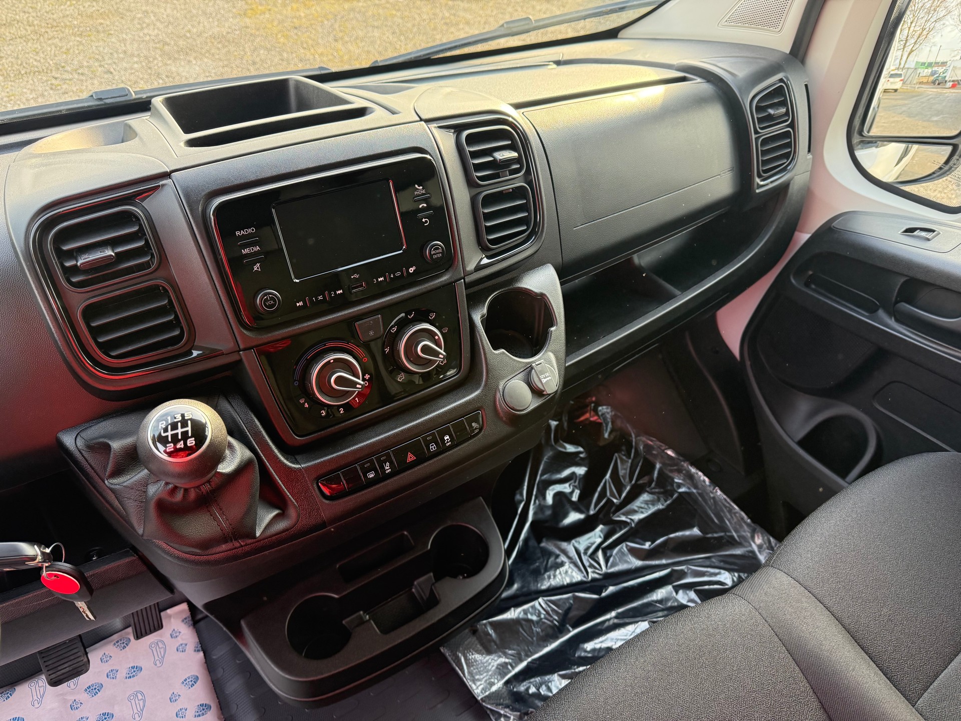 PEUGEOT Boxer 335 2.2 BlueHDI 140 L2H2 neues Interieur - 15