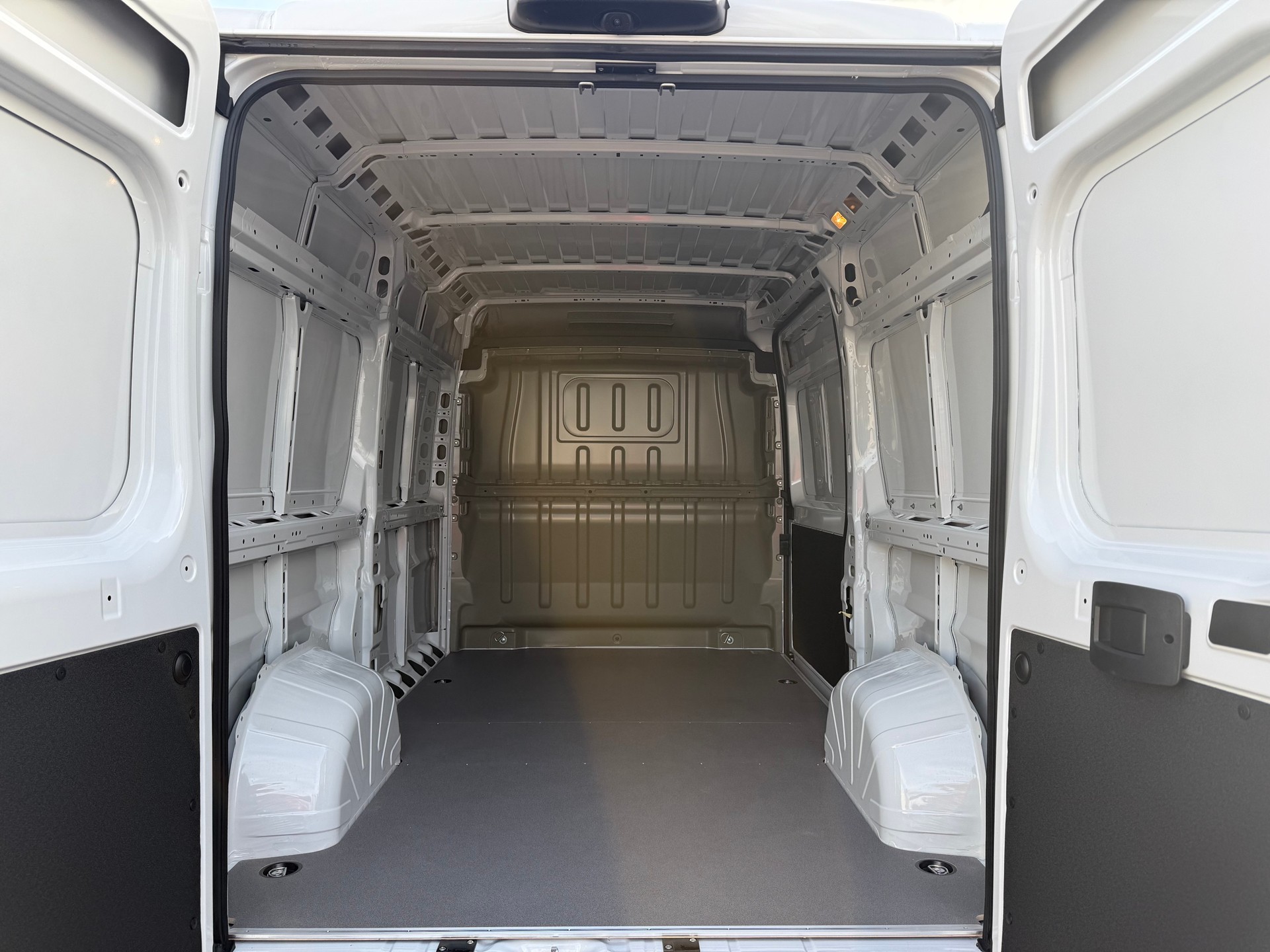 PEUGEOT Boxer 335 2.2 BlueHDI 140 L2H2 neues Interieur - 10
