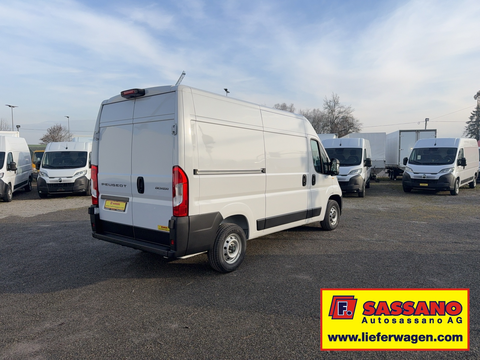 PEUGEOT Boxer 335 2.2 BlueHDI 140 L2H2 neues Interieur - 4