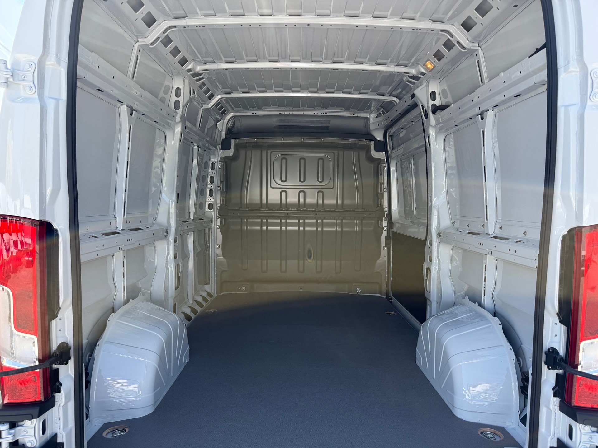 PEUGEOT Boxer 335 2.2 BlueHDI 140 L2H2 neues Interieur - 6