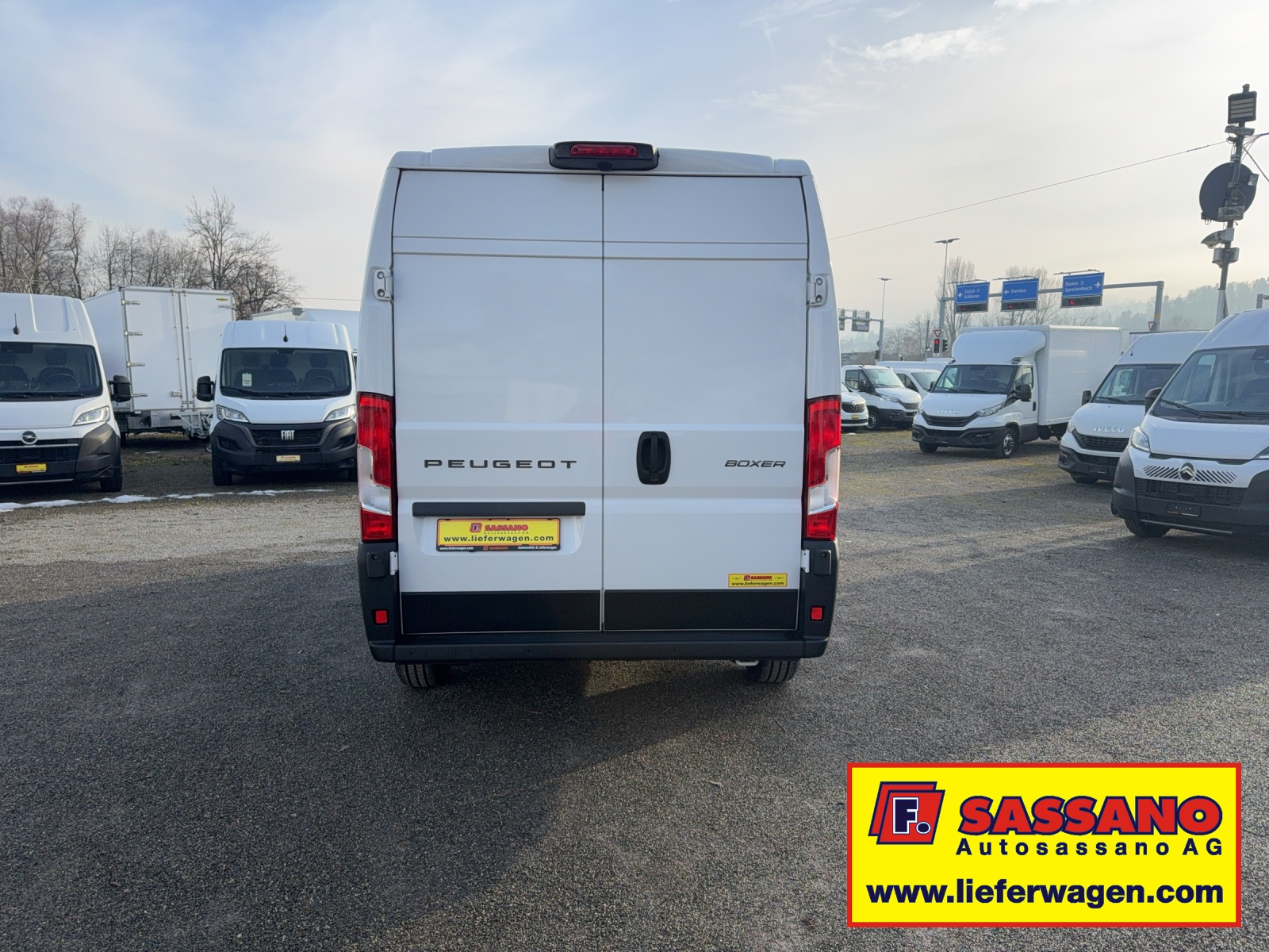 PEUGEOT Boxer 335 2.2 BlueHDI 140 L2H2 neues Interieur - 9