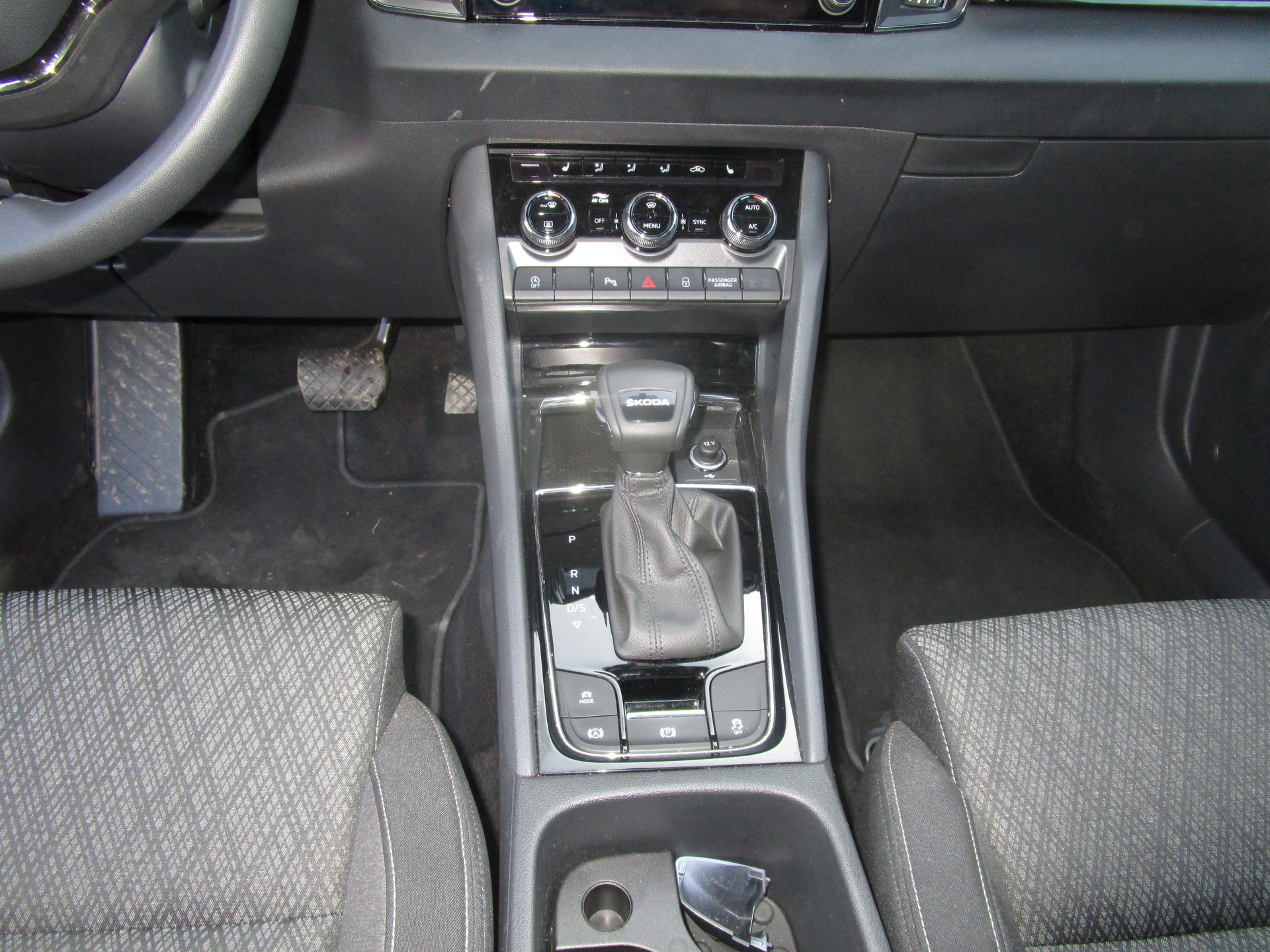 SKODA Karoq 1.5 TSI Selection DSG - 13