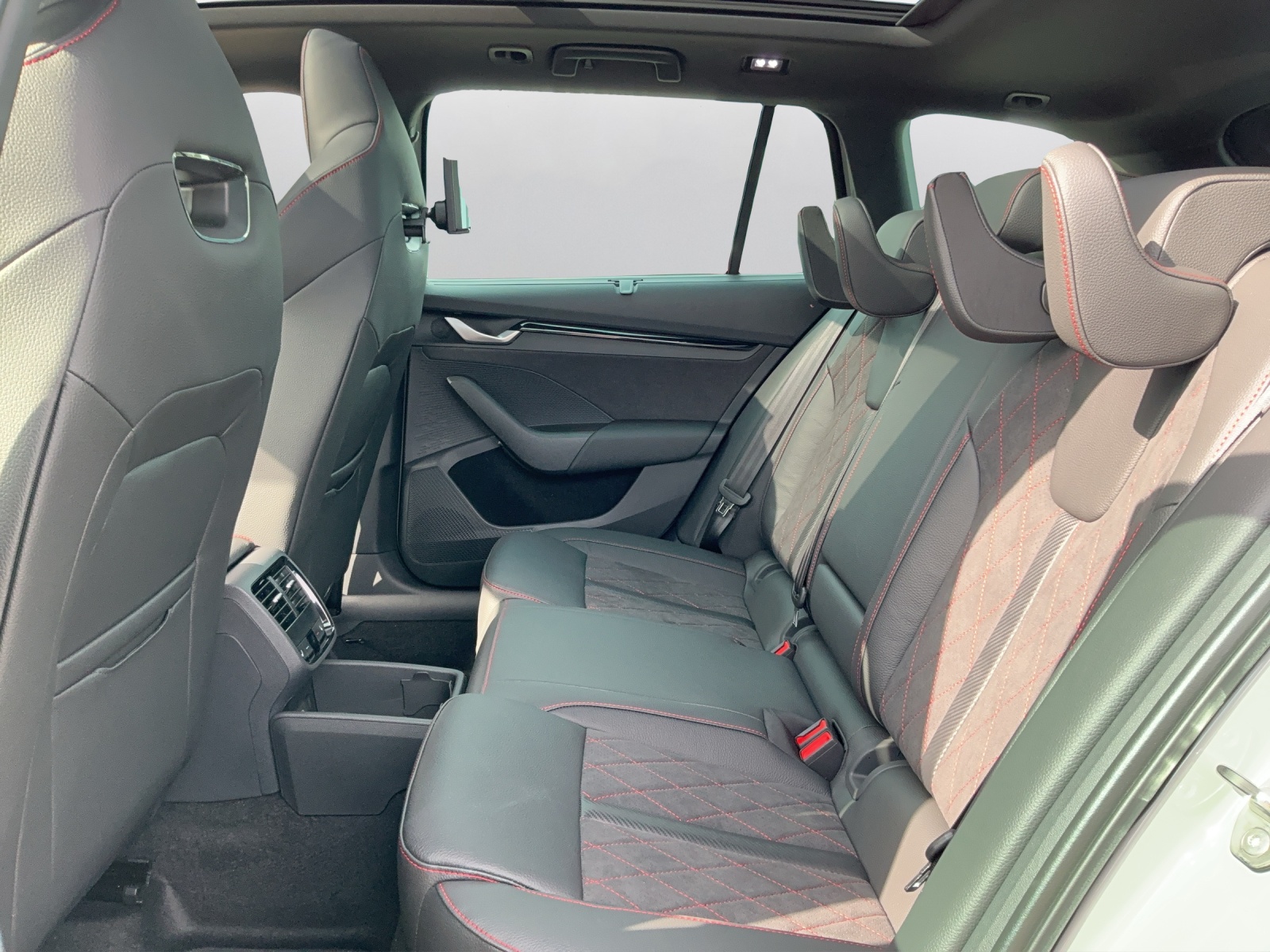 SKODA Octavia Combi 2.0 TSI DSG RS - 11