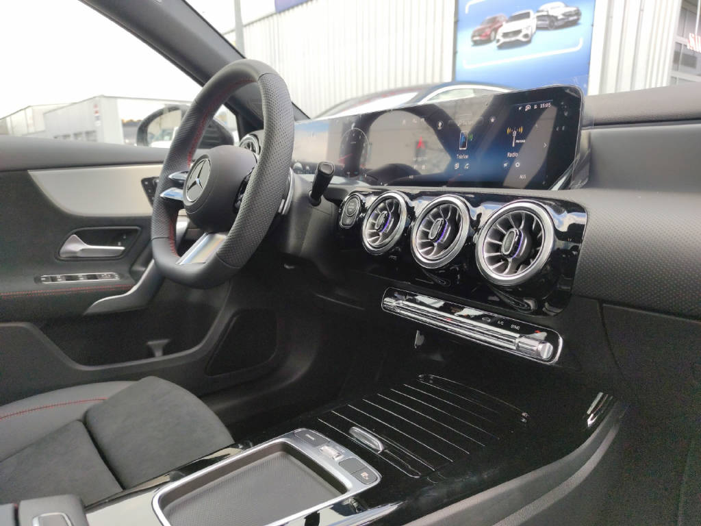 MERCEDES-BENZ A 250 AMG Line 4Matic - 11