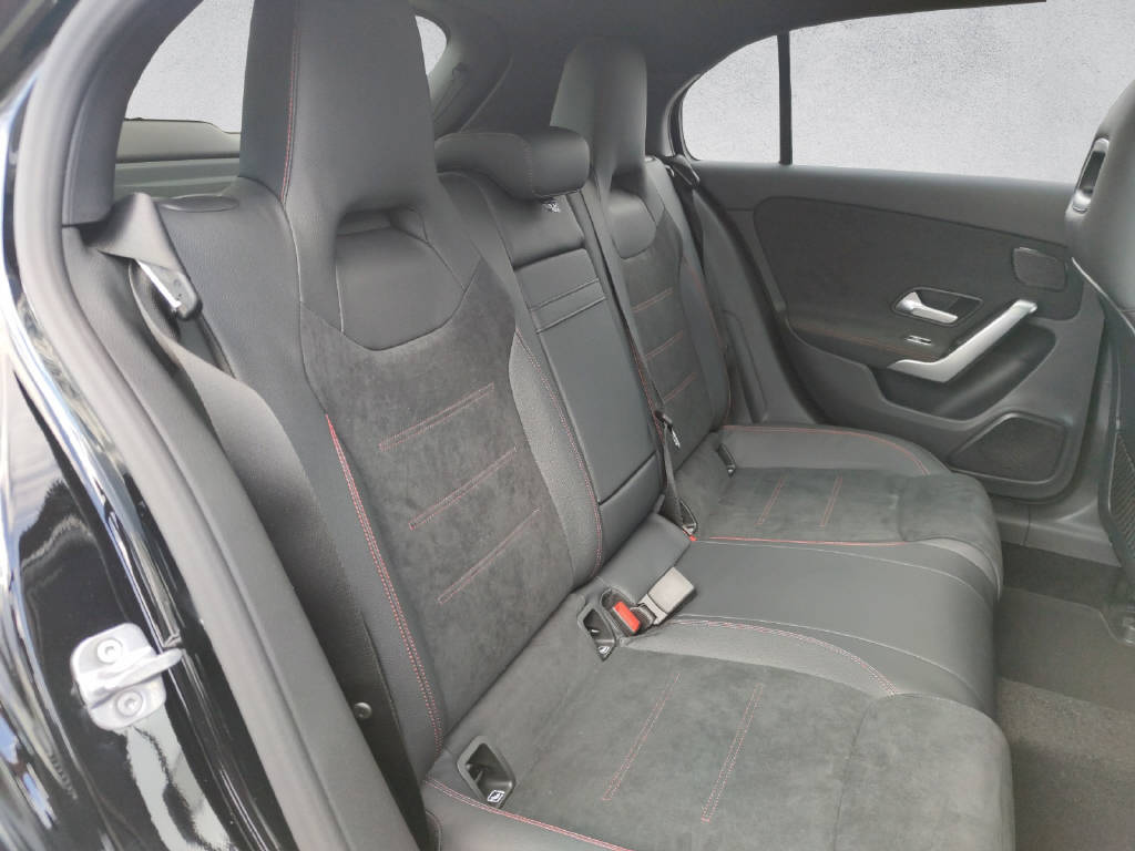 MERCEDES-BENZ A 250 AMG Line 4Matic - 13