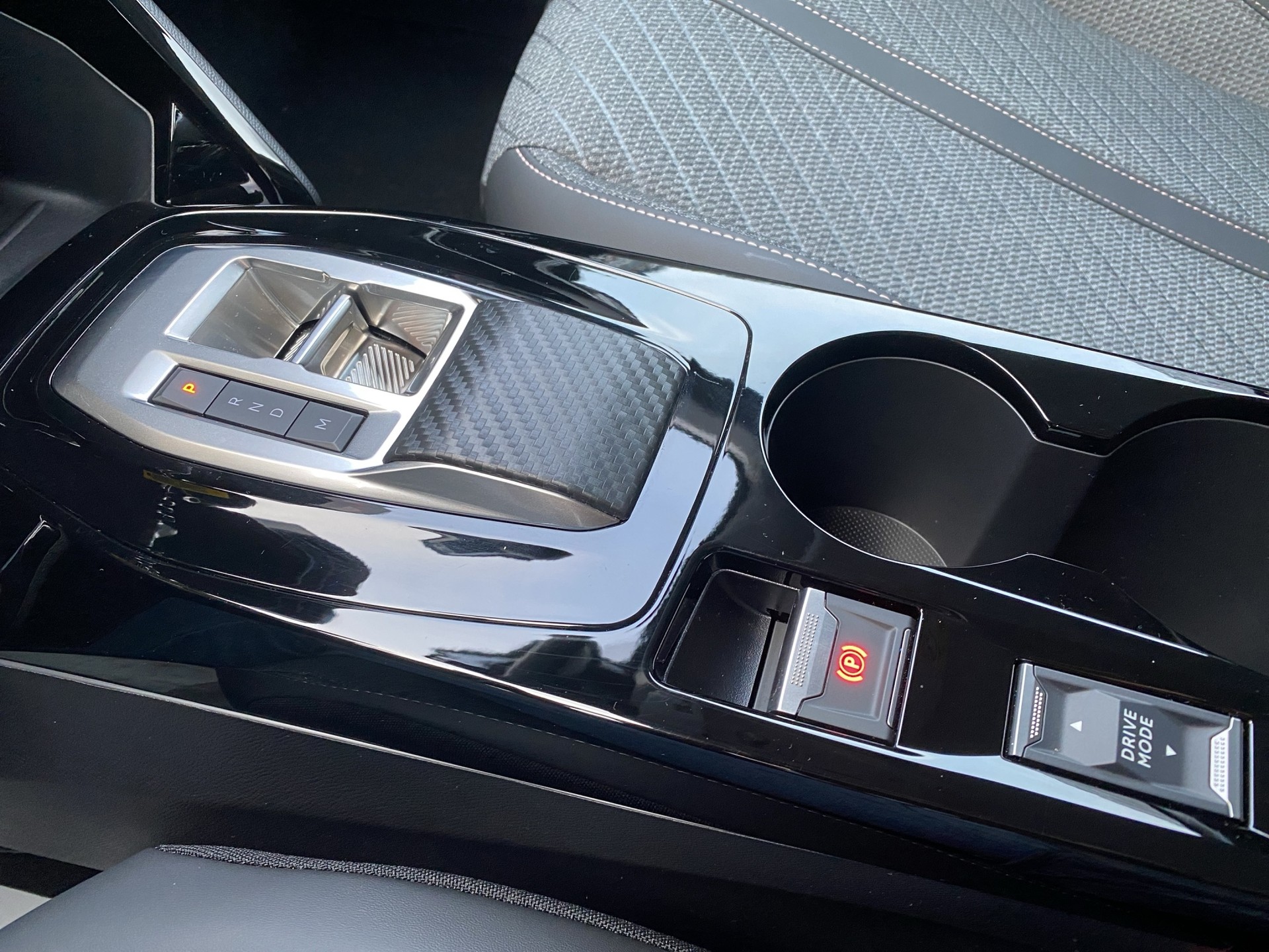 PEUGEOT 208 1.2 MHEV Allure - 12