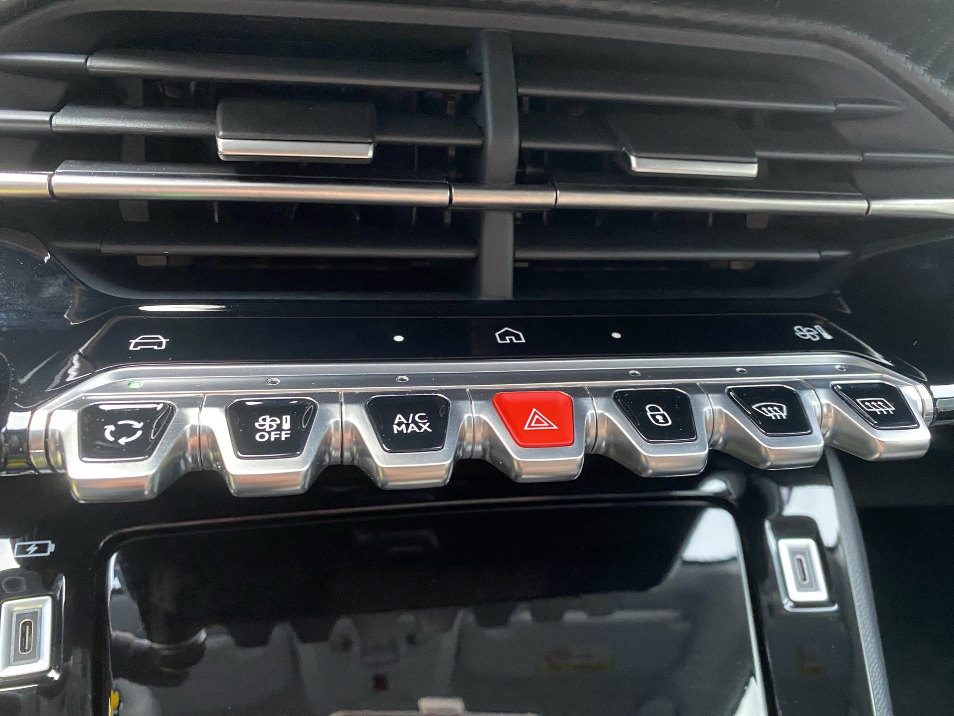 PEUGEOT 208 1.2 MHEV Allure - 11