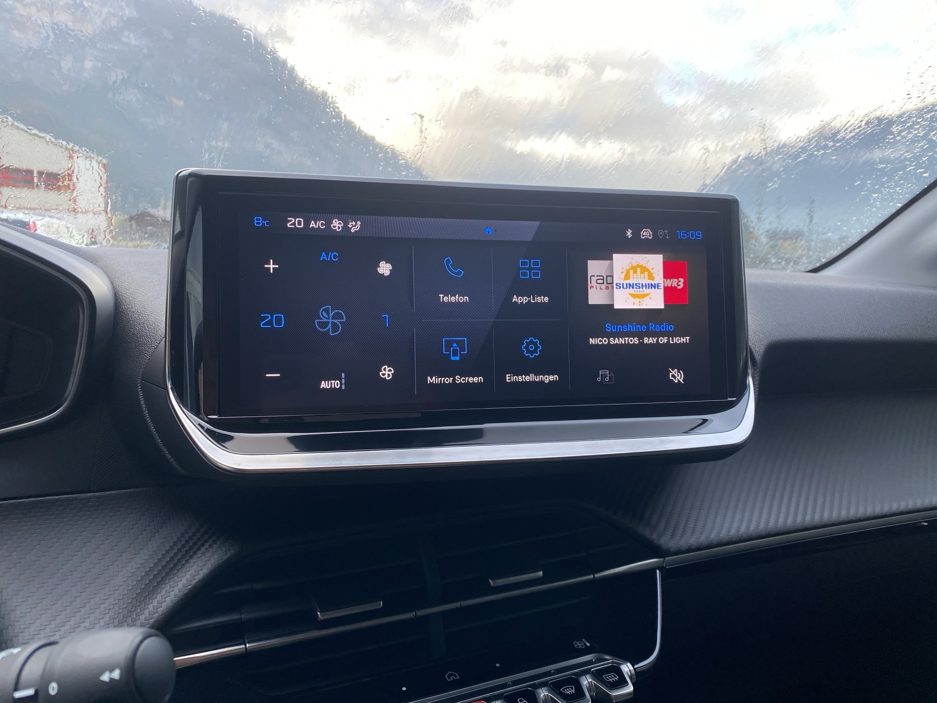 PEUGEOT 208 1.2 MHEV Allure - 10