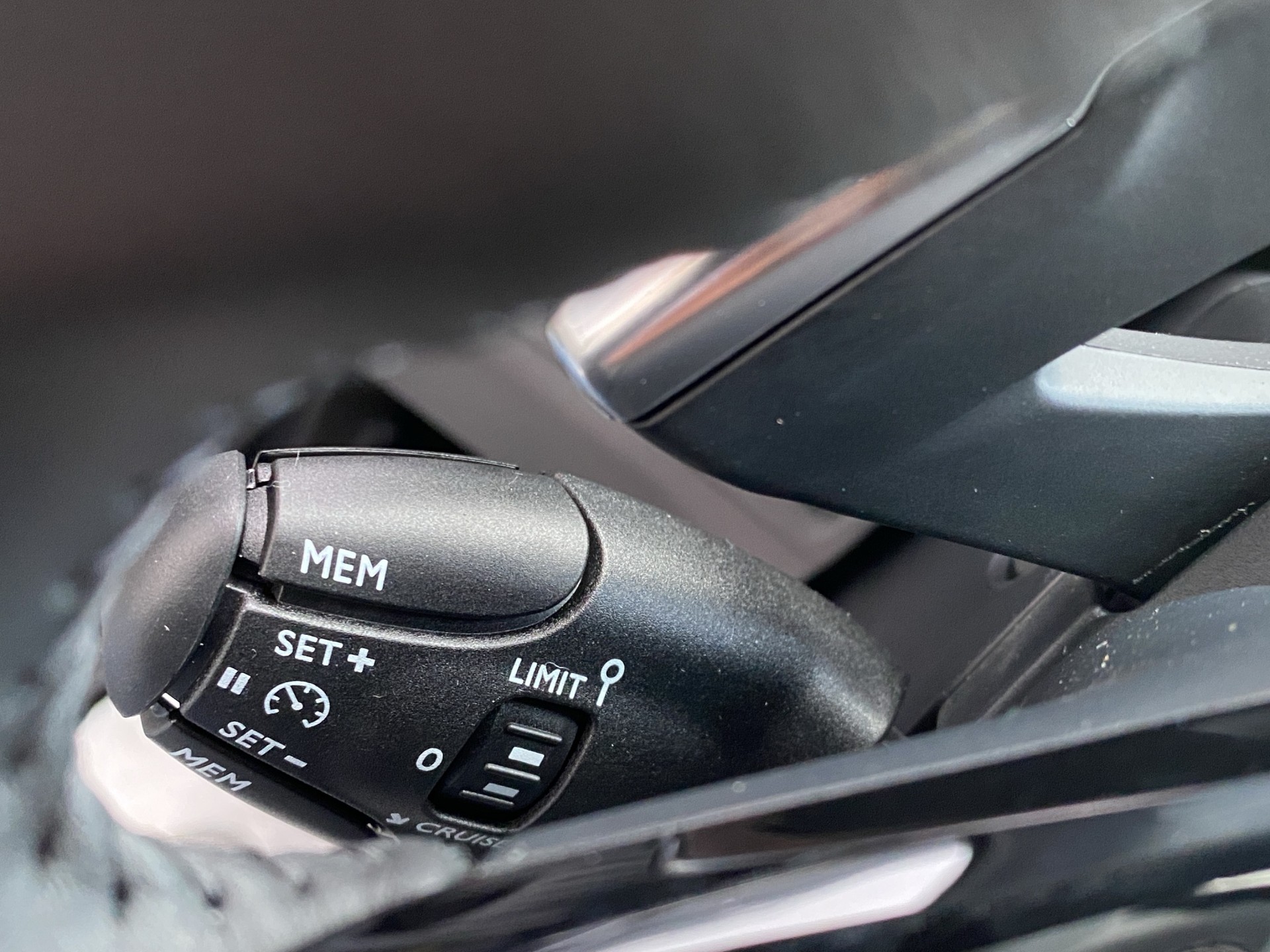 PEUGEOT 208 1.2 MHEV Allure - 9