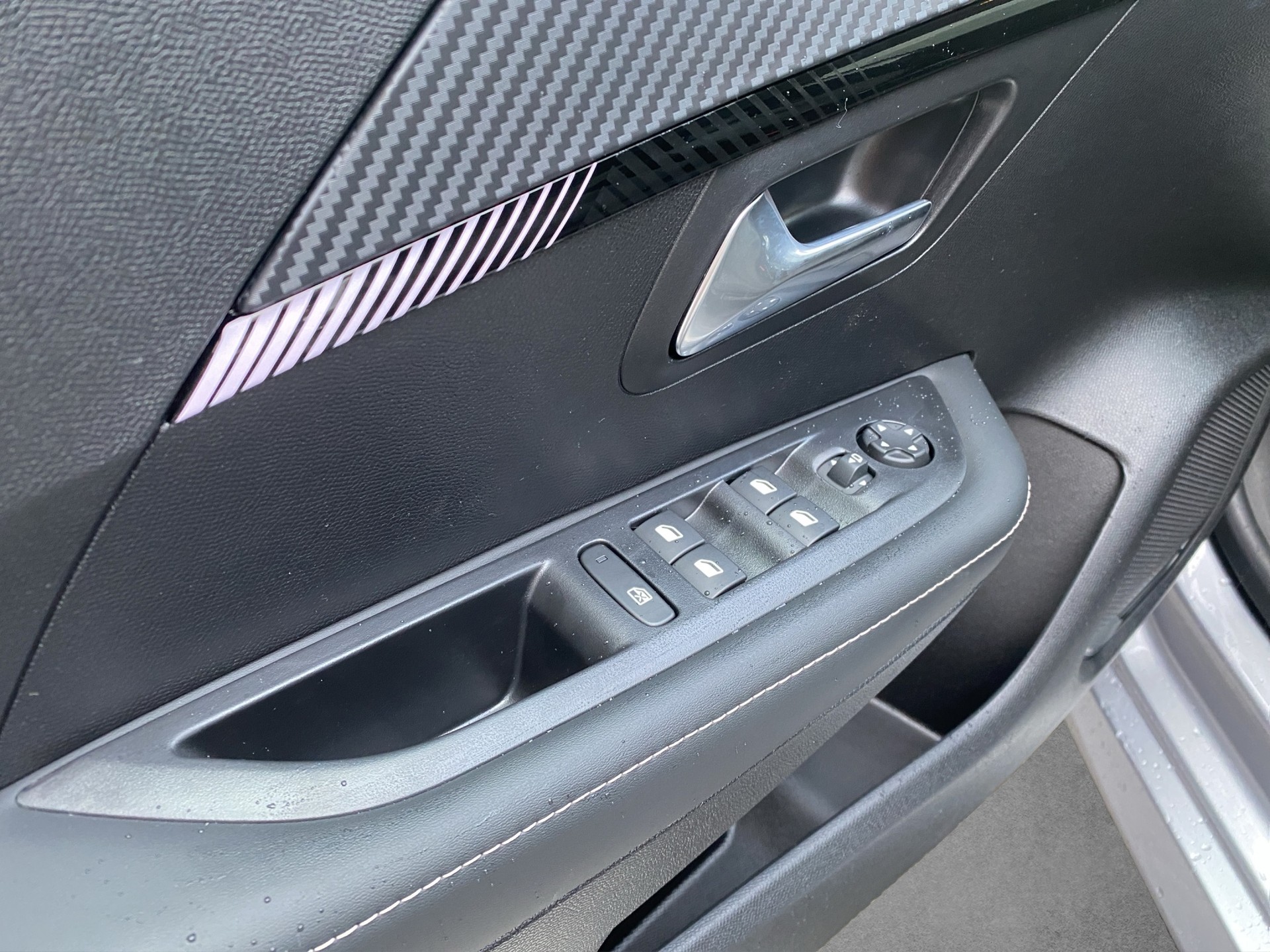 PEUGEOT 208 1.2 MHEV Allure - 15