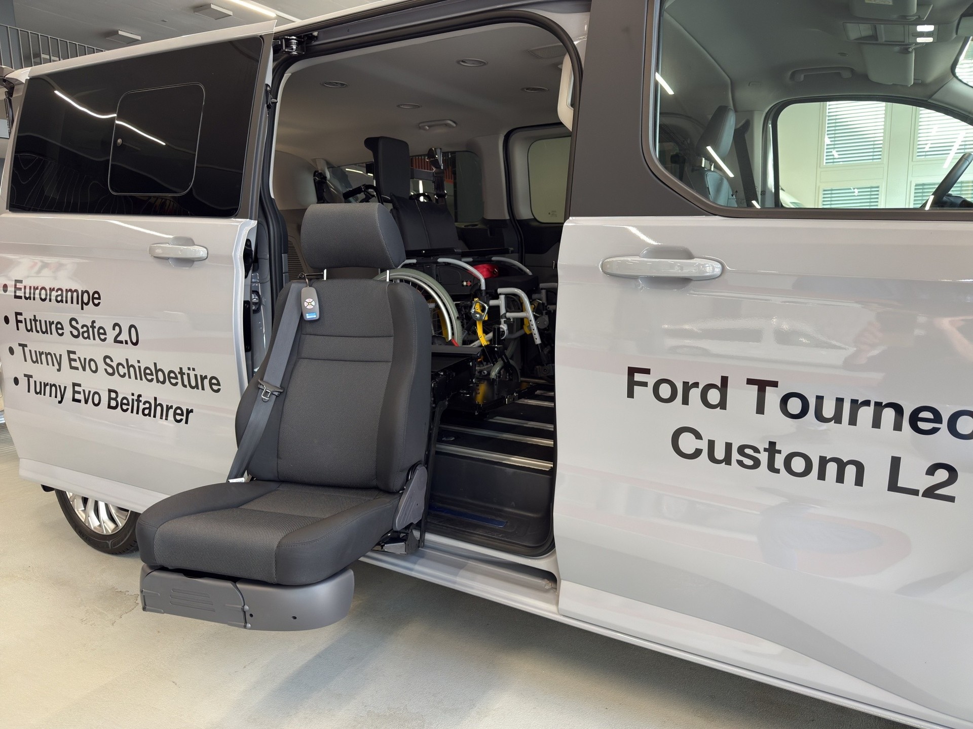 FORD Tourneo Bus 320 L2H1 Titanium Automat 4x4 - 16