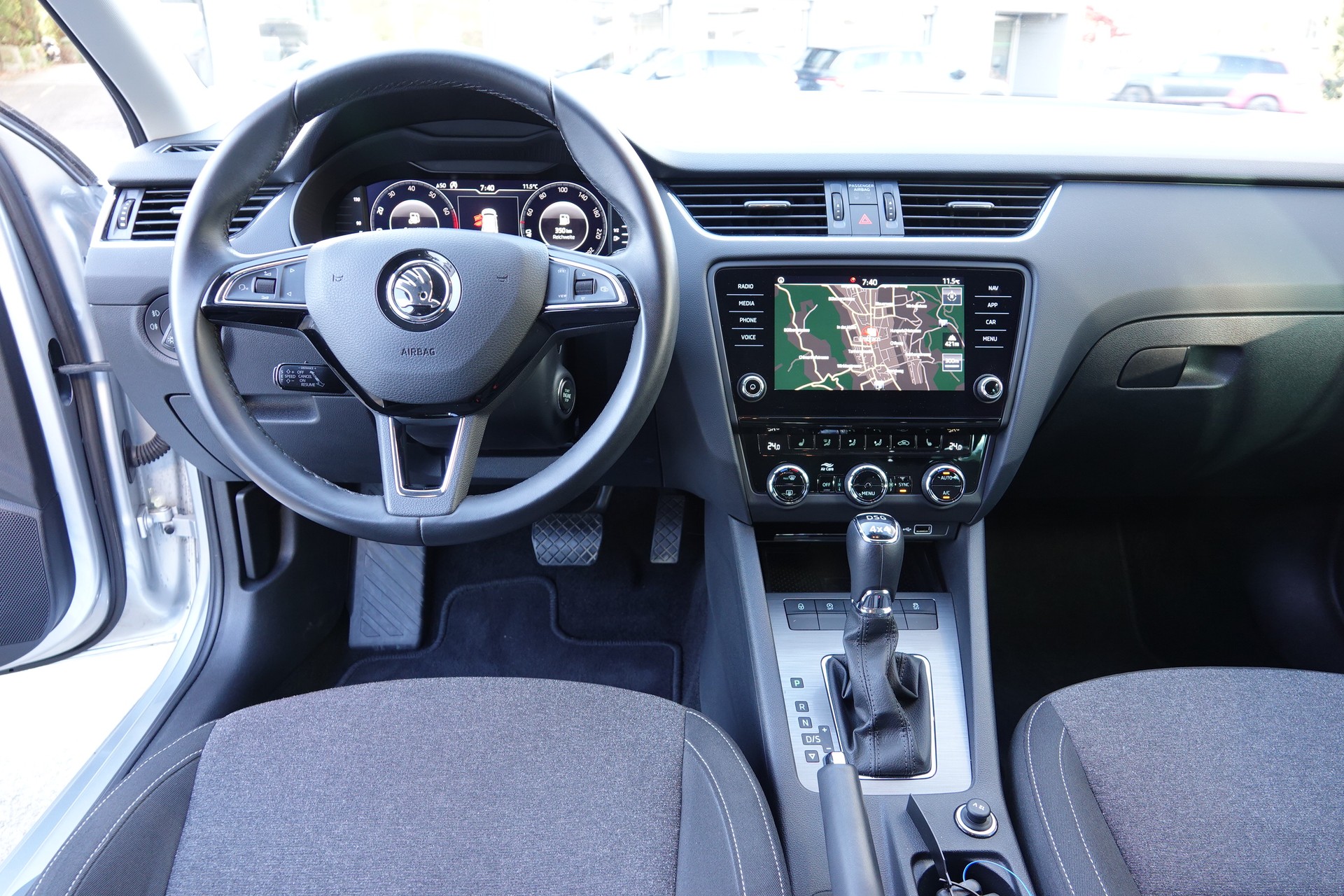 SKODA Octavia Combi 2.0 TSI Soleil 4x4 DSG - 11