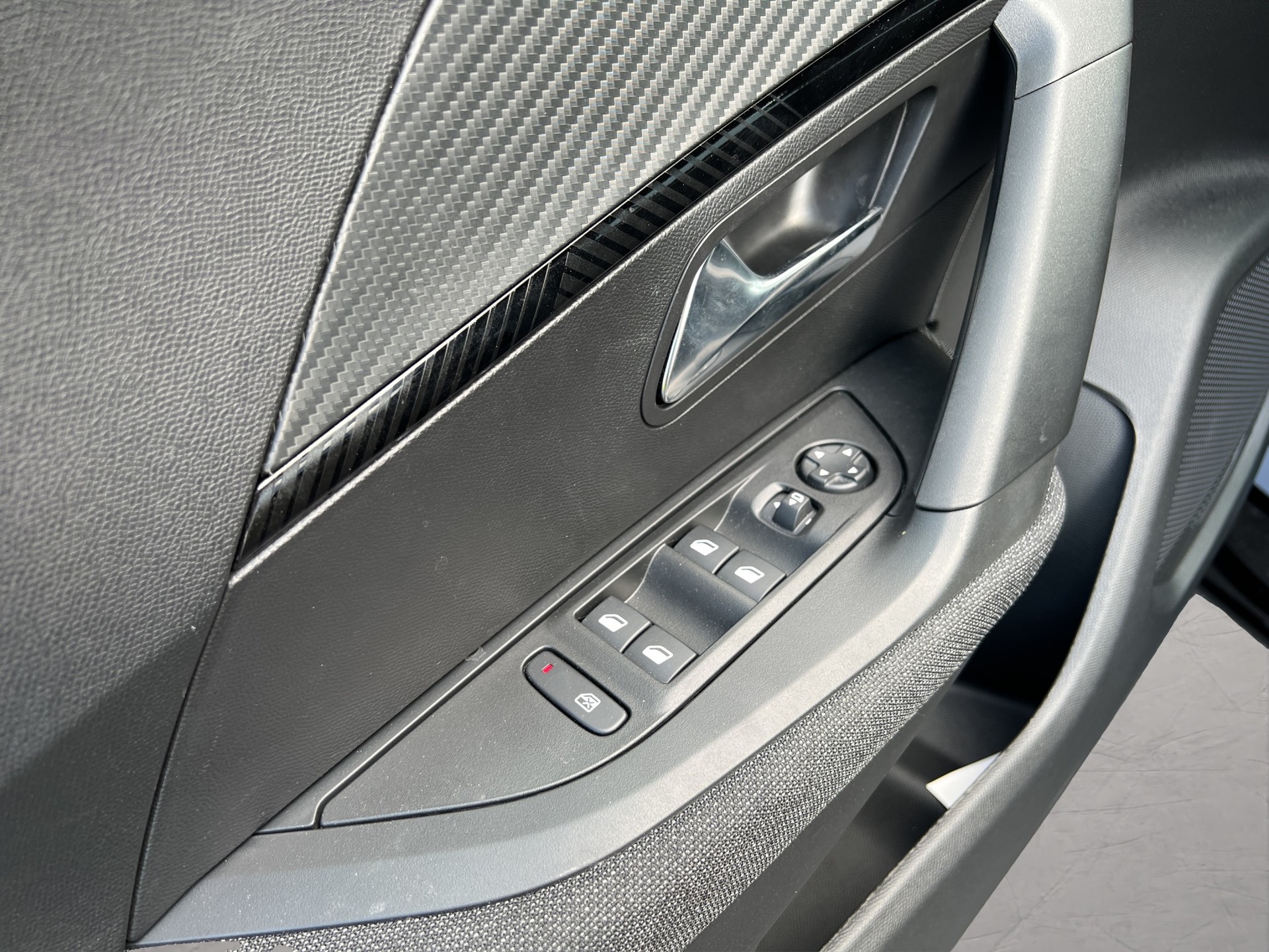 PEUGEOT 2008 1.2 Hybrid 145 Style - 11