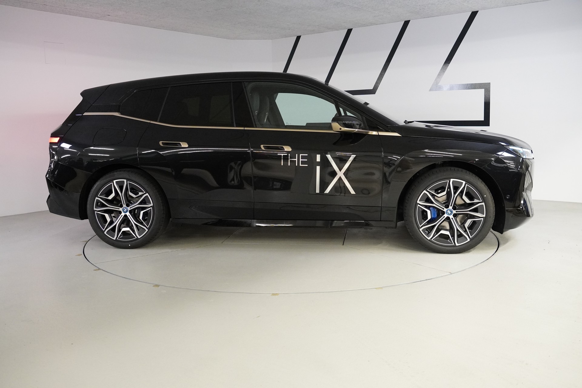BMW iX xDrive40 Launch Edition - 8