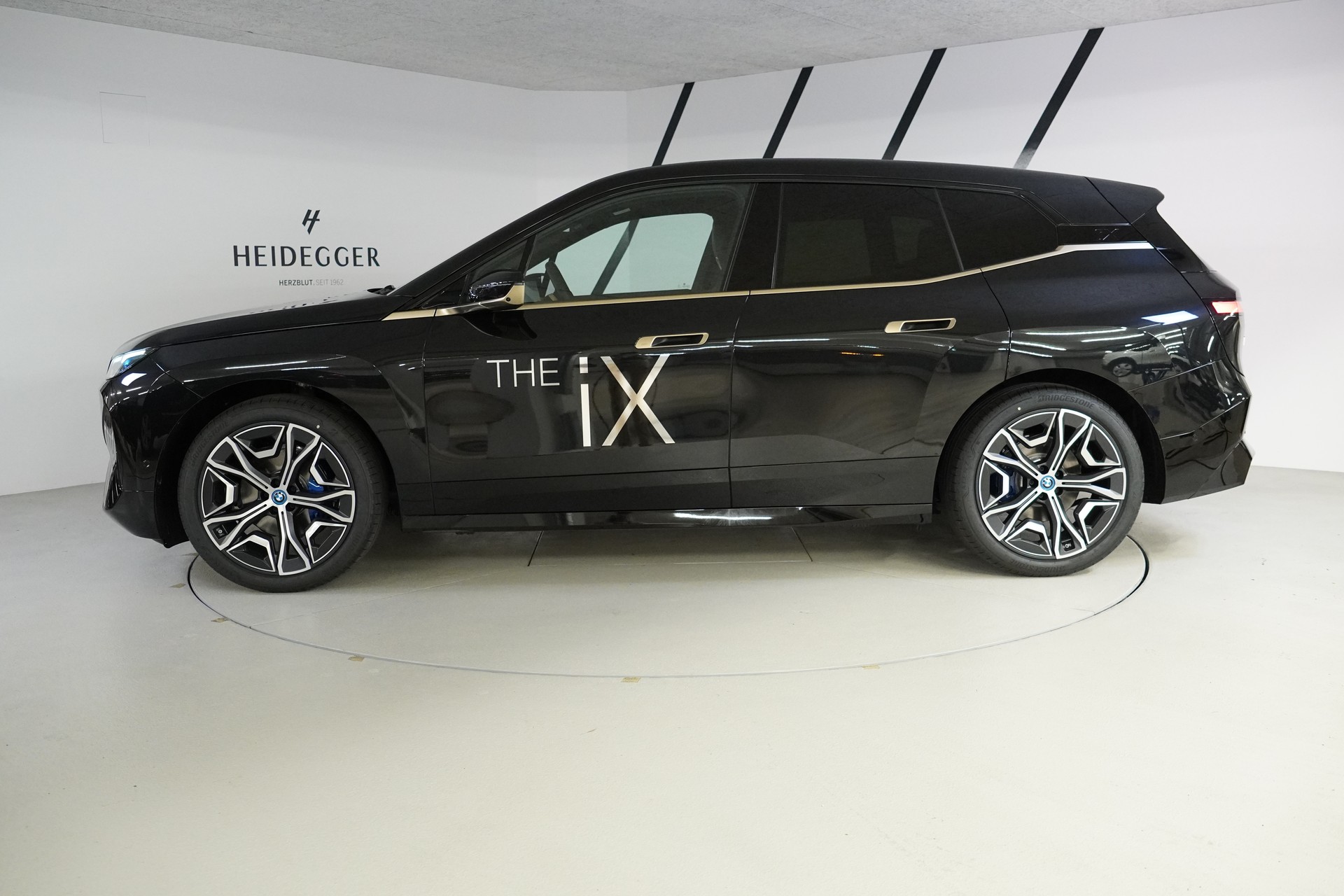 BMW iX xDrive40 Launch Edition - 4