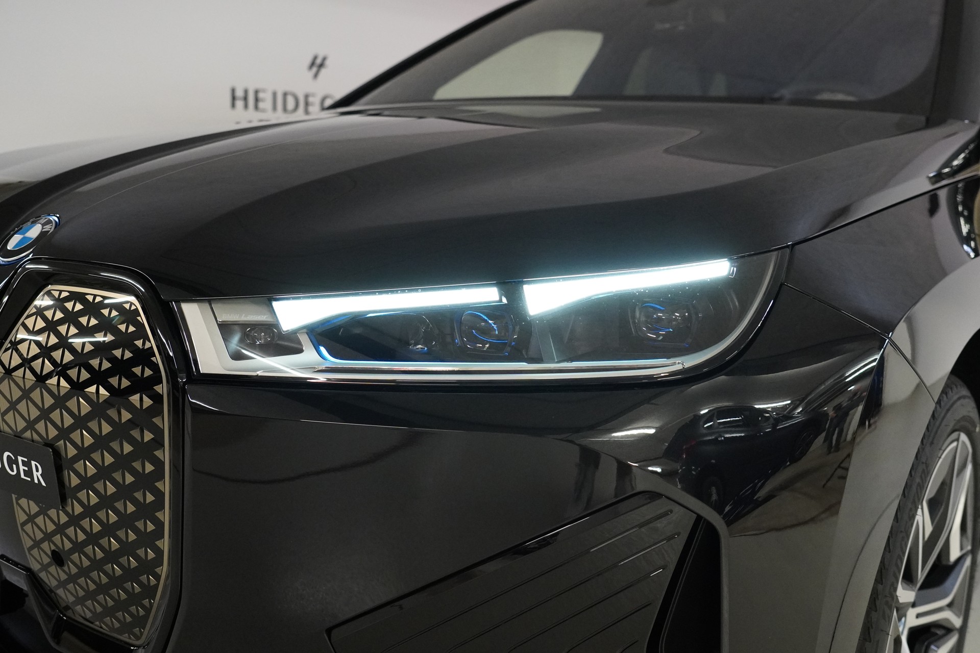 BMW iX xDrive40 Launch Edition - 9