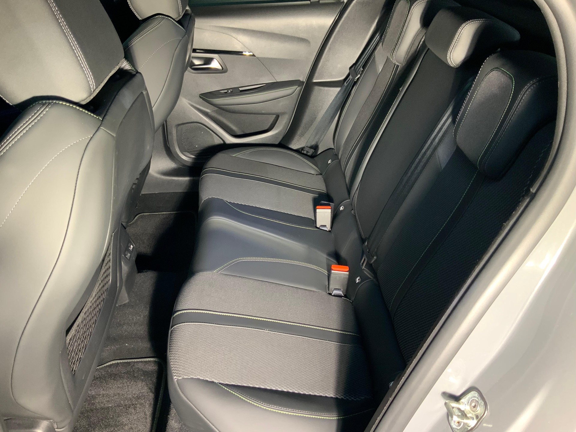 PEUGEOT 208 1.2 Hybrid 145 GT - 11